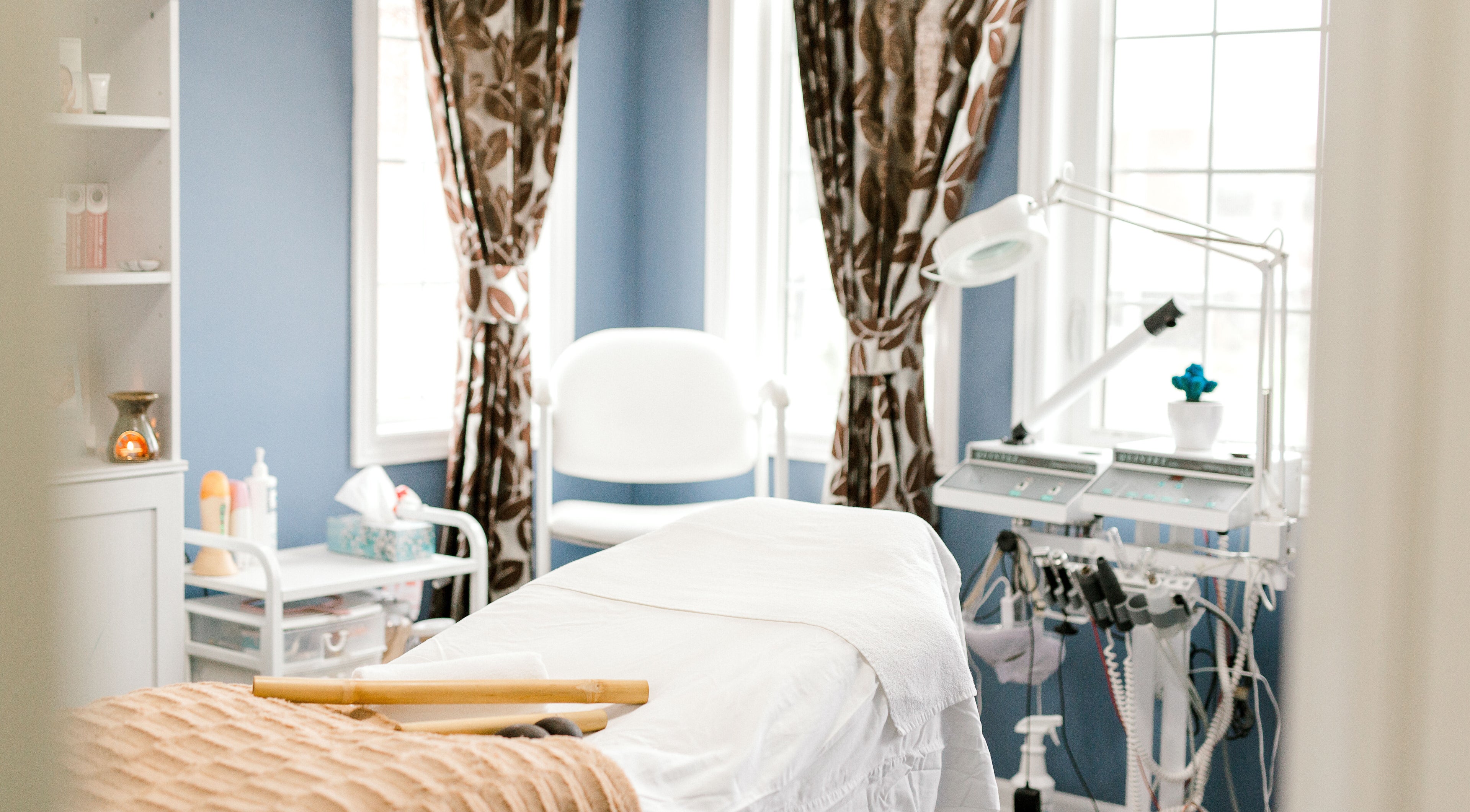 Tranquil treatment room at Rapis Secret in WATERDOWN, Ontario, CA with spa bed and modern equipment.