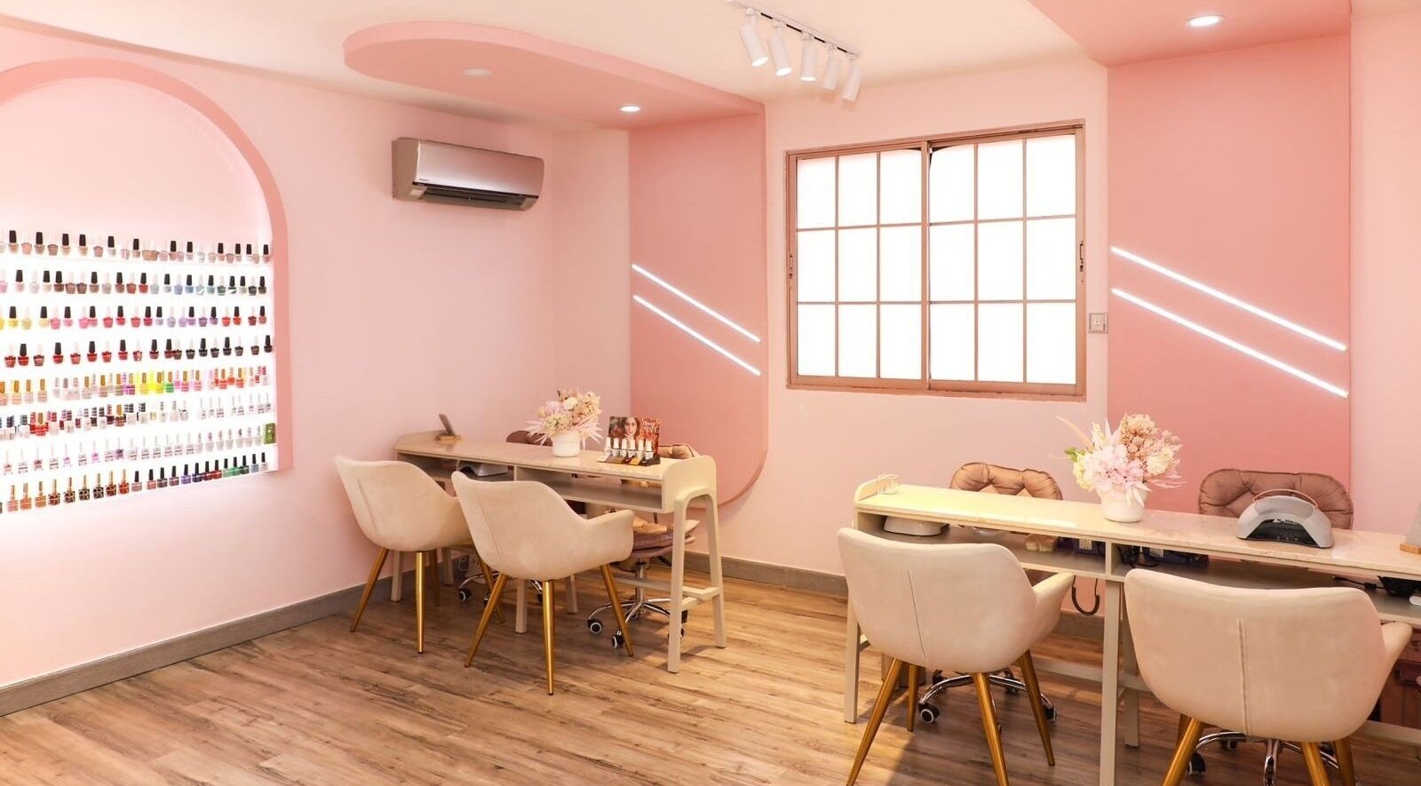 Decoración elegante en Luna Beauty Concept, Santo Domingo, Distrito Nacional, DO. Espacio de manicure moderno y acogedor.