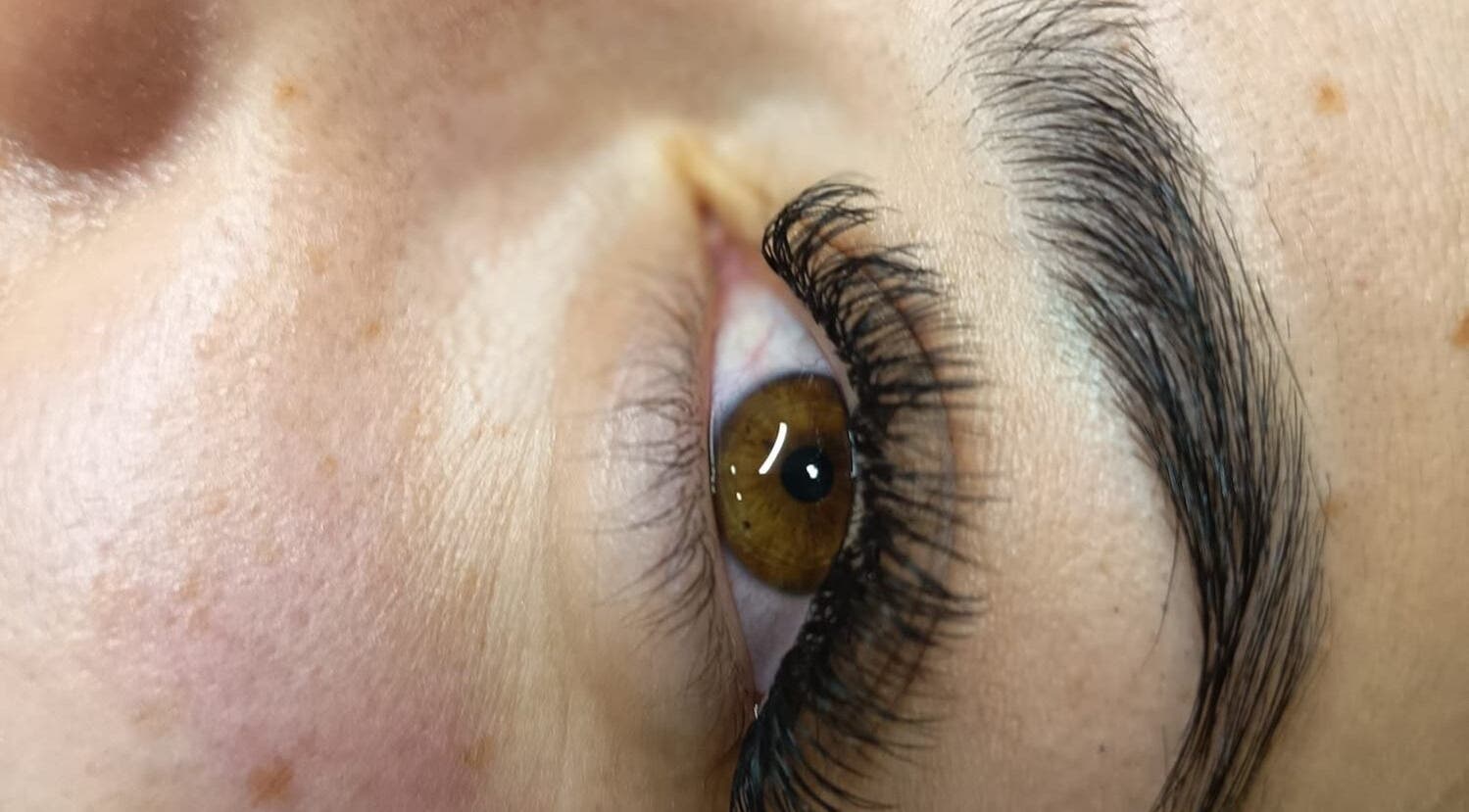 Closeup of styled eyelashes at Mavo Beauty - Chiado, Lisboa, Lisboa, PT, showcasing natural beauty enhancements.