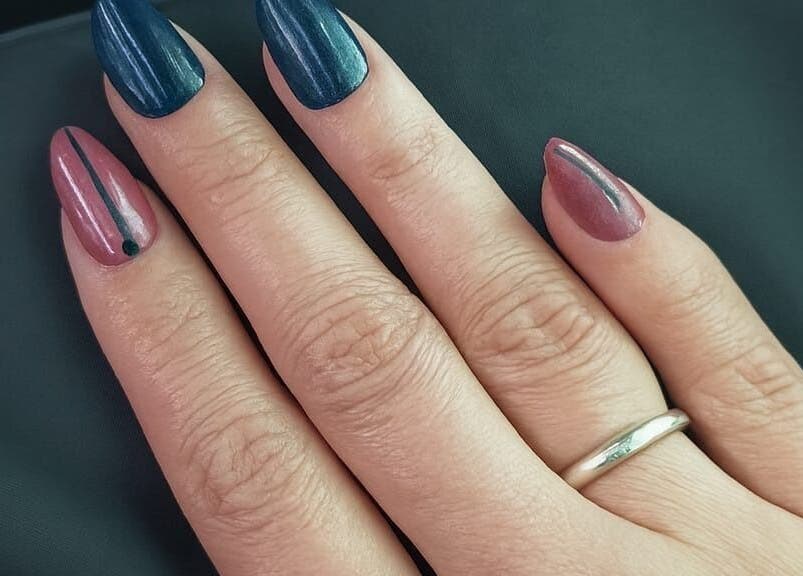 Elegant manicure at Mavo Beauty - Chiado, Lisboa, Lisboa, PT featuring glossy blue and pink nails.