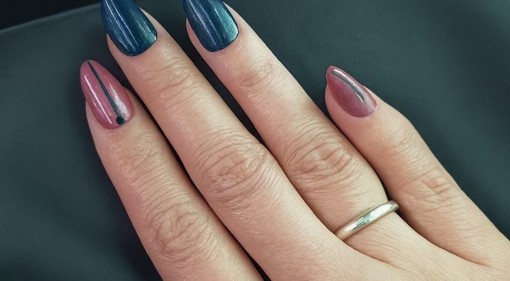 Elegant manicure at Mavo Beauty - Chiado, Lisboa, Lisboa, PT featuring glossy blue and pink nails.