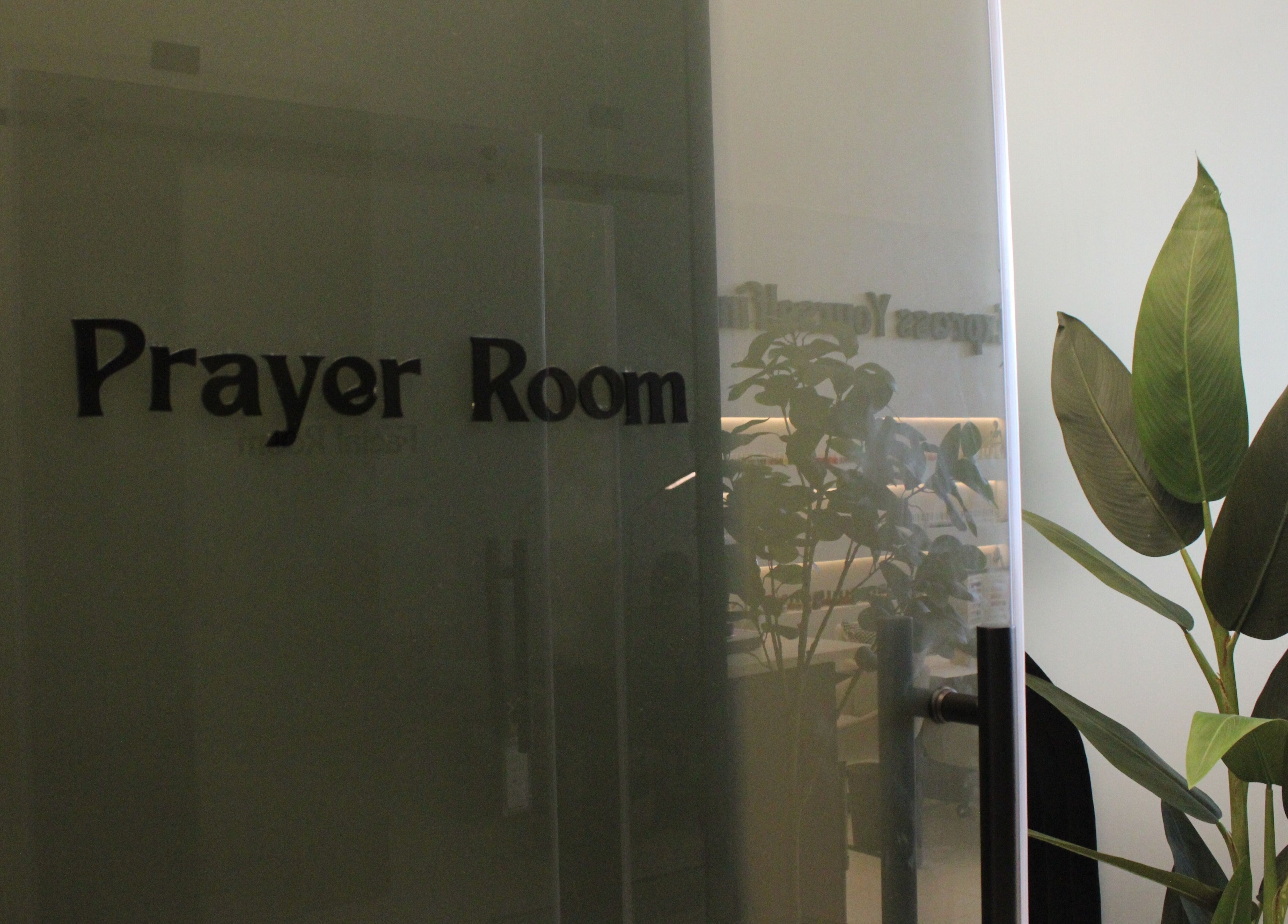 Prayer room at Raya Spa, Riyadh, Riyadh Province, SA, featuring calming decor with lush greenery.