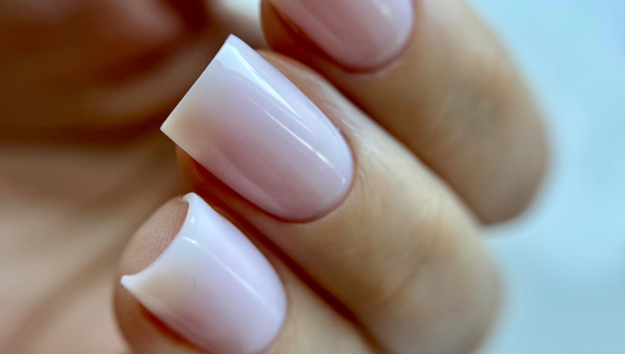 Close-up of manicured nails at Nail_House_by_Ilze in Rīga, LV, showcasing sophisticated nail artistry.