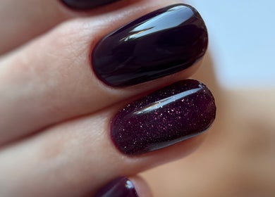 Close-up of sparkling dark polished nails at Nail_House_by_Ilze in Rīga, LV.