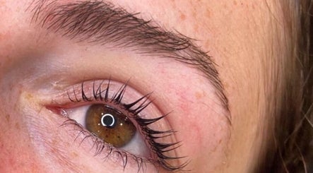MC BROWS AND BEAUTY image 3
