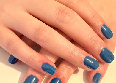 Stylish blue manicure at Suilean Beauty in Inverness, Scotland, GB displays elegance and sophistication.