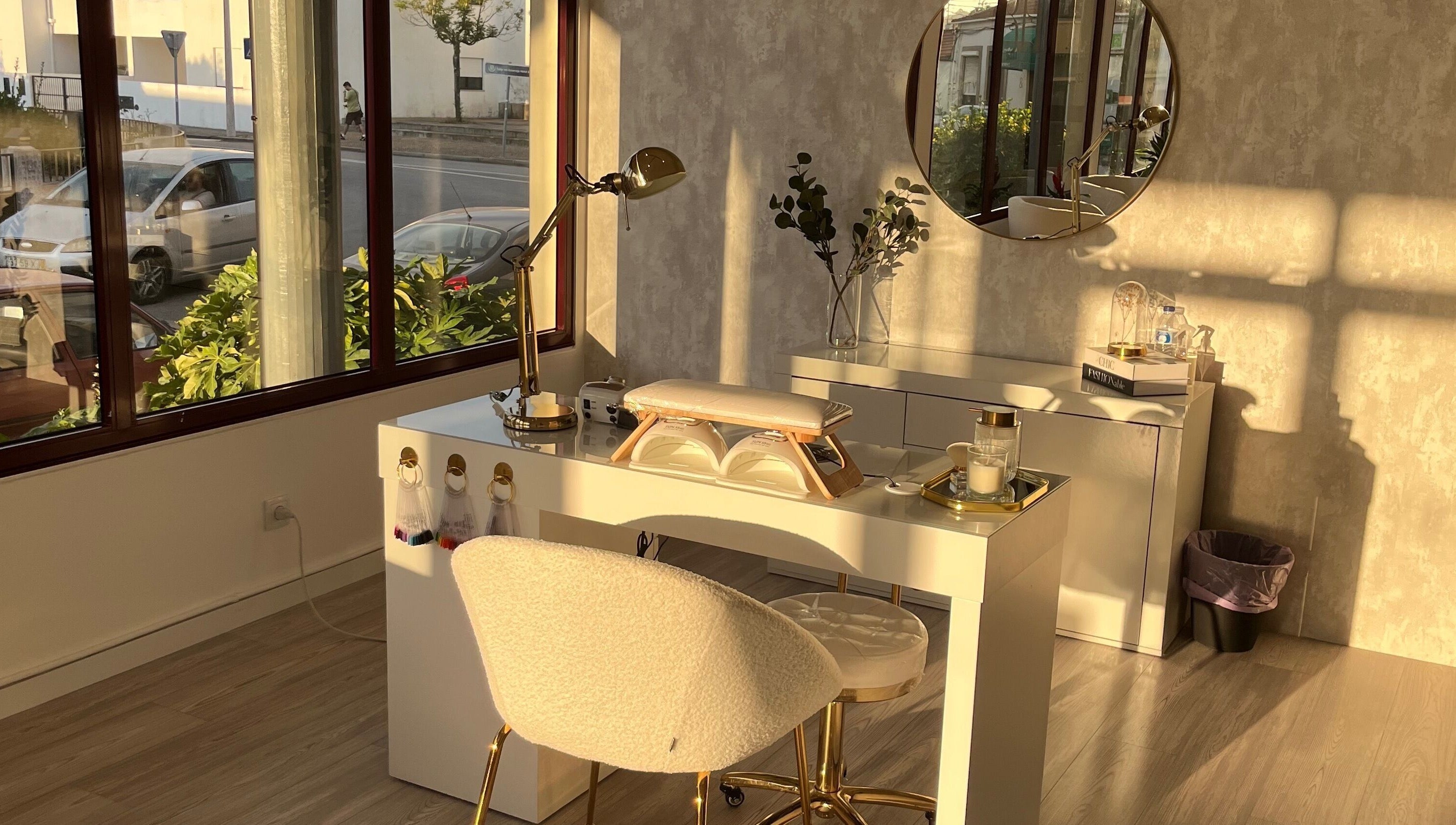 Espaço iluminado B.EE Beauty & Wellness em Estarreja, Aveiro, PT, com decoração elegante e confortável.