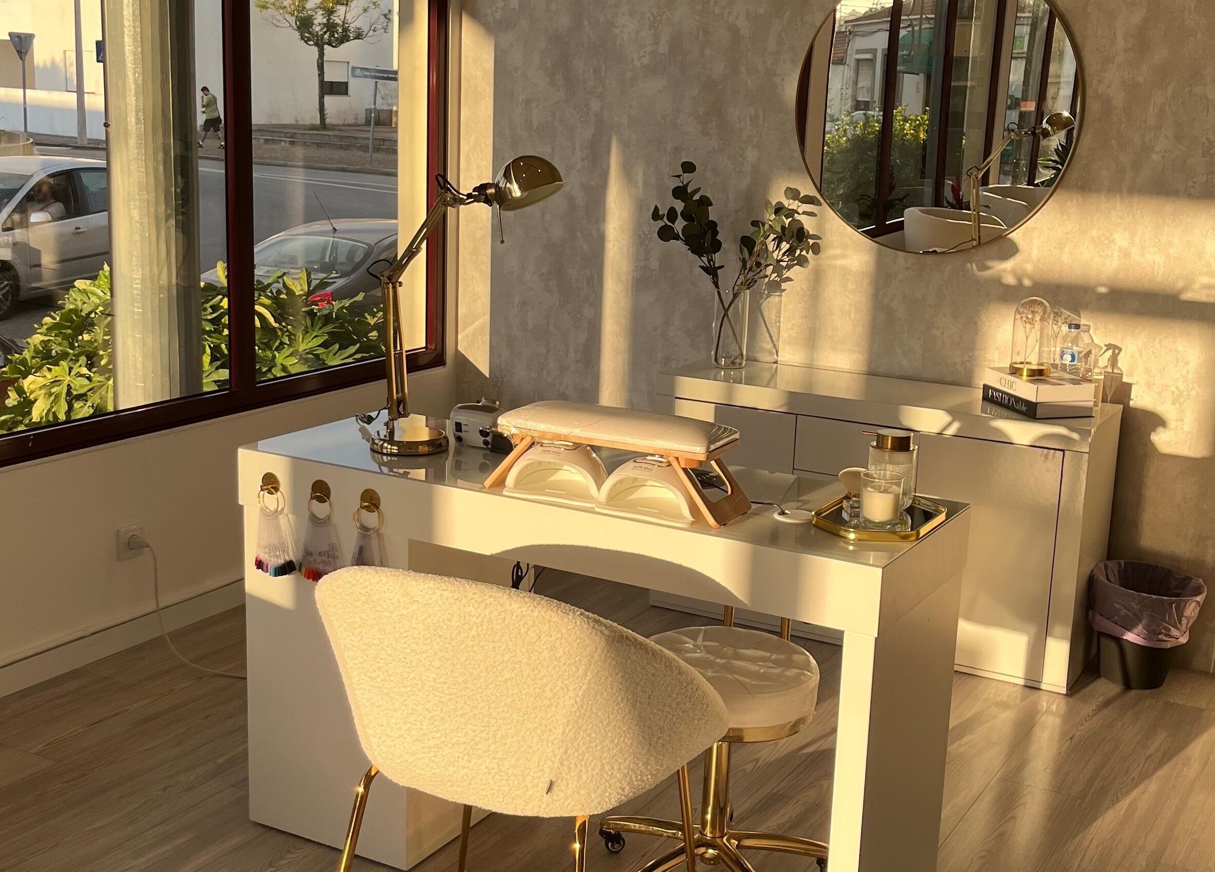 Espaço iluminado B.EE Beauty & Wellness em Estarreja, Aveiro, PT, com decoração elegante e confortável.