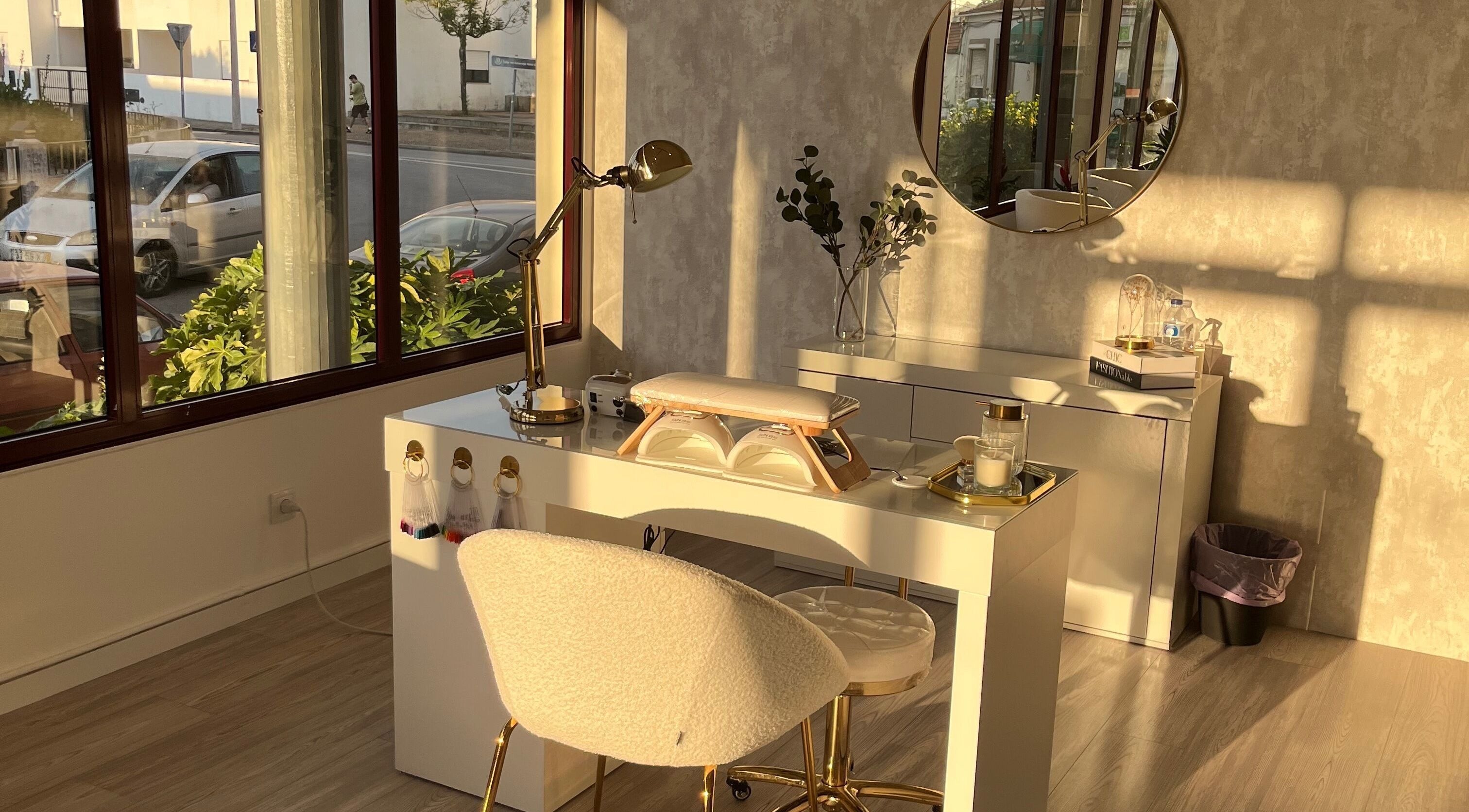 Espaço iluminado B.EE Beauty & Wellness em Estarreja, Aveiro, PT, com decoração elegante e confortável.