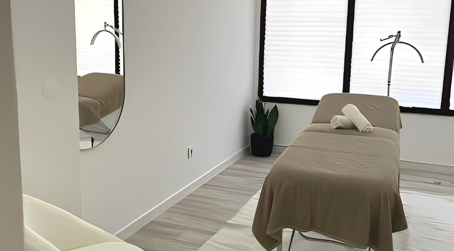 Sala de spa tranquila no B.EE Beauty & Wellness, Estarreja, Aveiro, PT, com mesa de massagem e decoração minimalista.