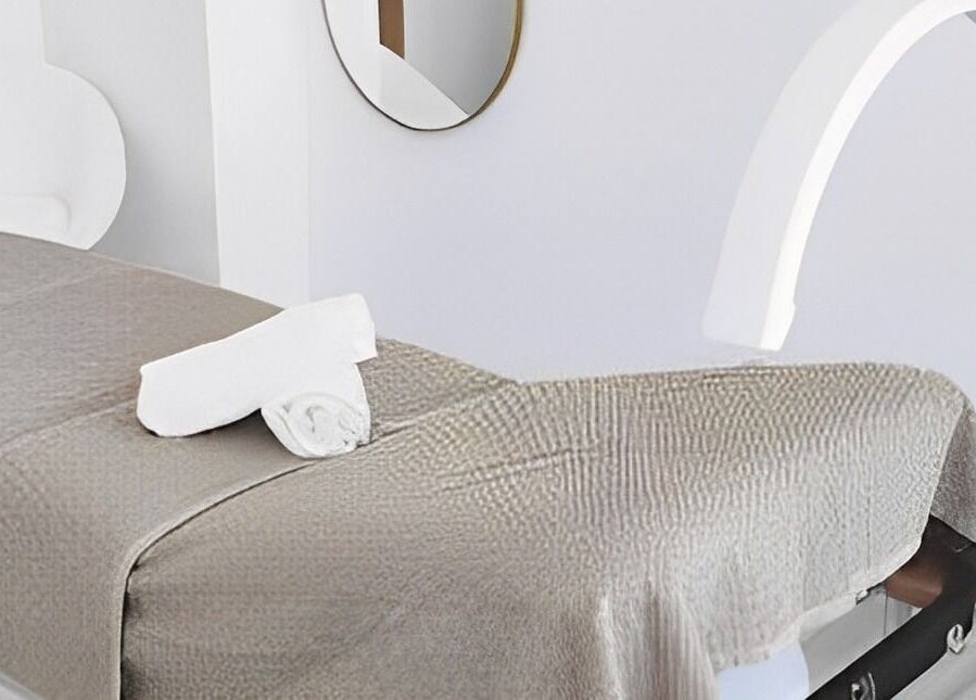 Mesa de spa com toalha branca em B.EE Beauty & Wellness, Estarreja, Aveiro, PT.