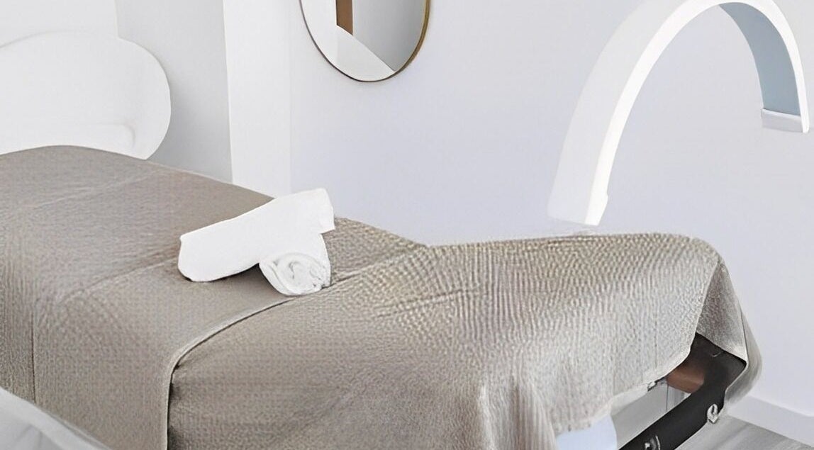 Mesa de spa com toalha branca em B.EE Beauty & Wellness, Estarreja, Aveiro, PT.