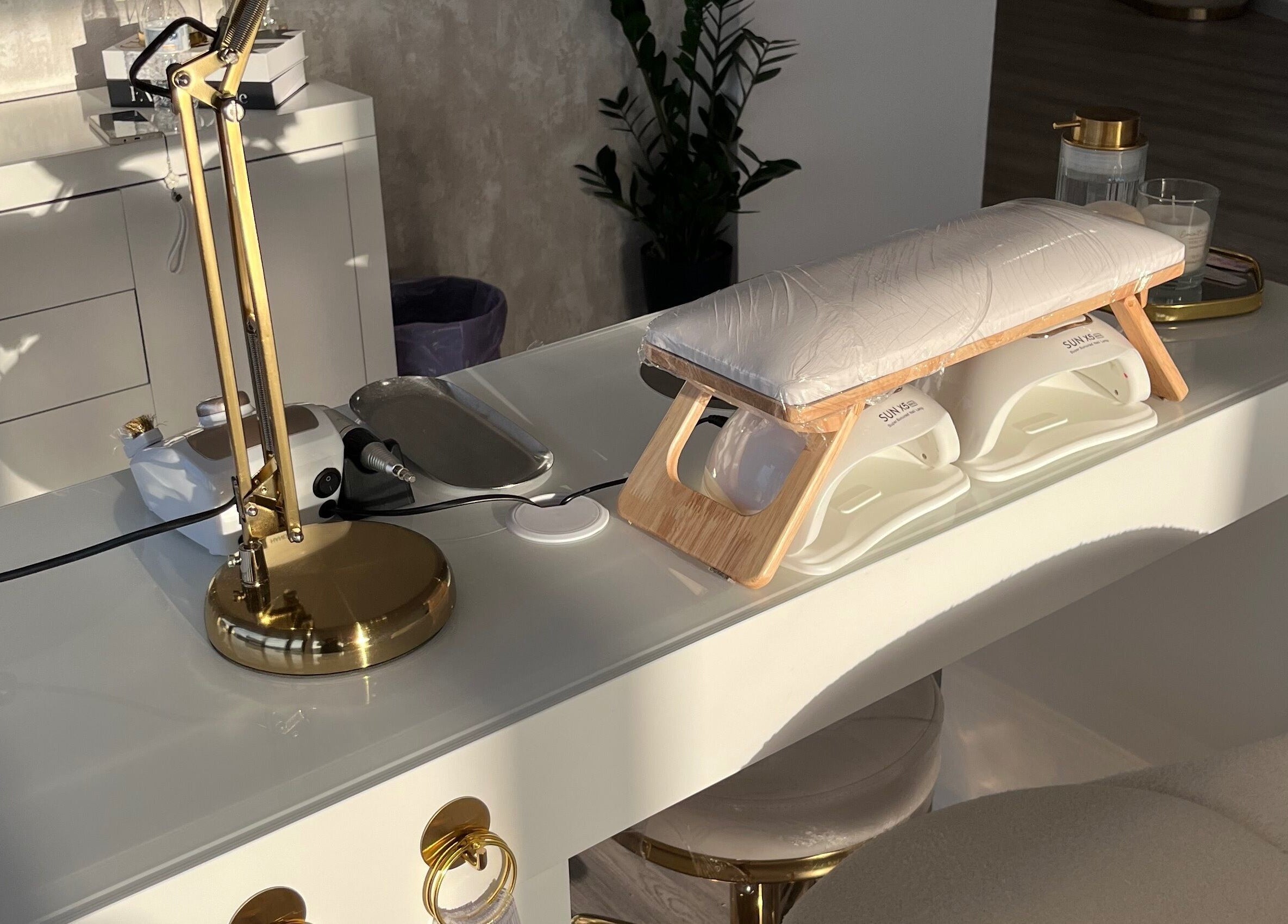 Espaço de beleza moderno na B.EE Beauty & Wellness, Estarreja, Aveiro, PT, com iluminação dourada.