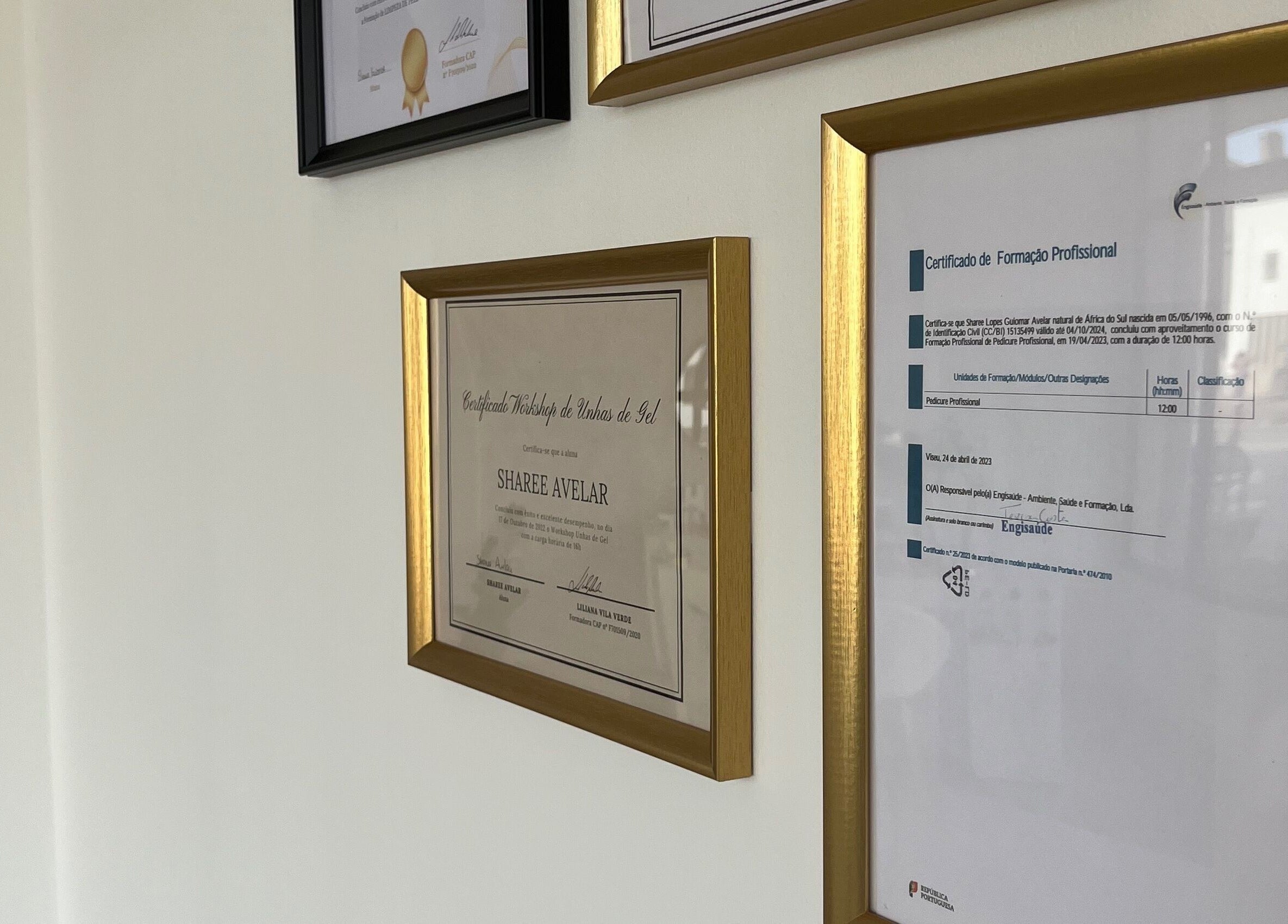 Certificados emoldurados na parede do B.EE Beauty & Wellness, Estarreja, Aveiro, PT.