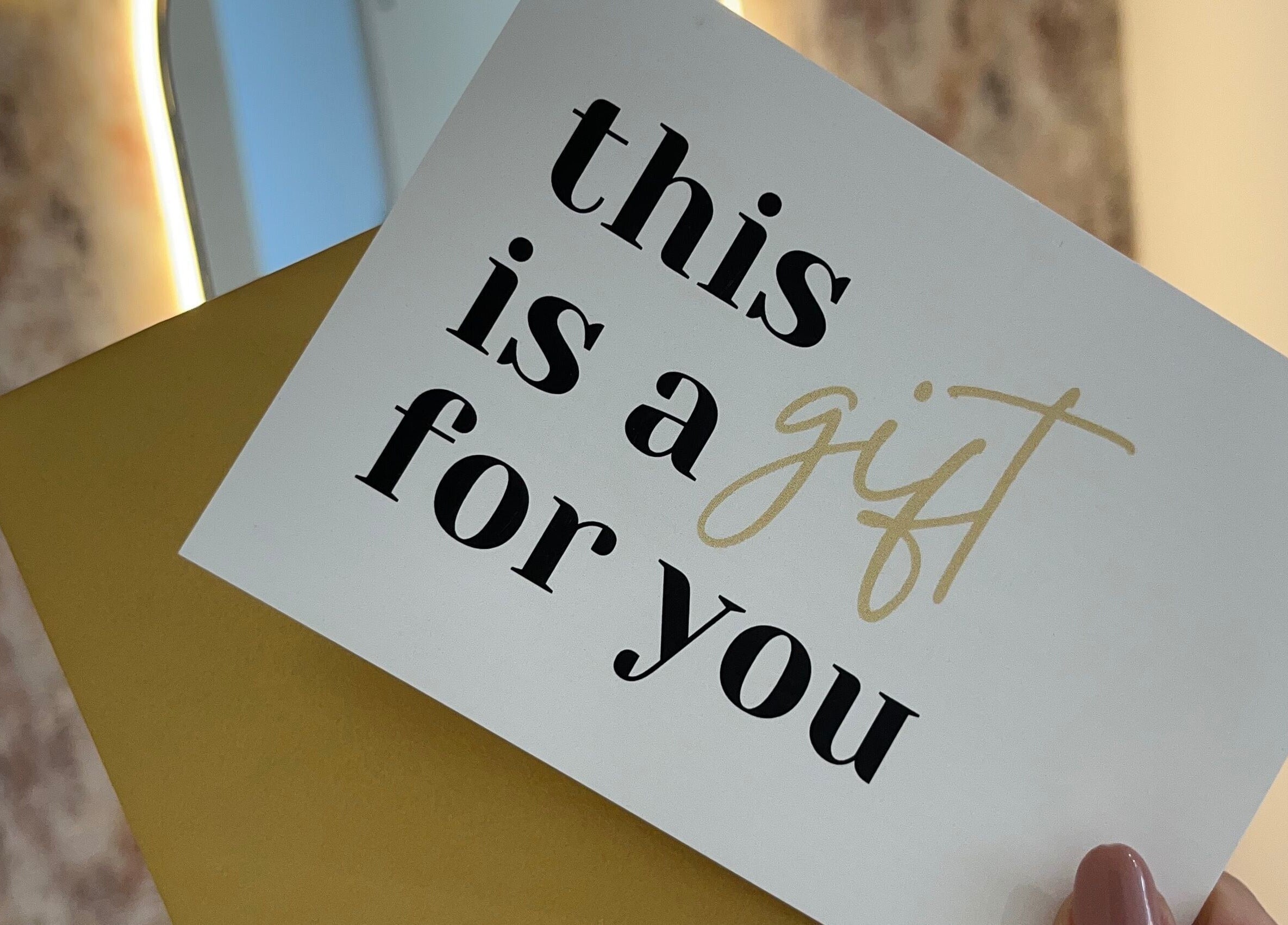 Cartão com a mensagem 'this is a gift for you' de B.EE Beauty & Wellness em Estarreja, Aveiro, PT.