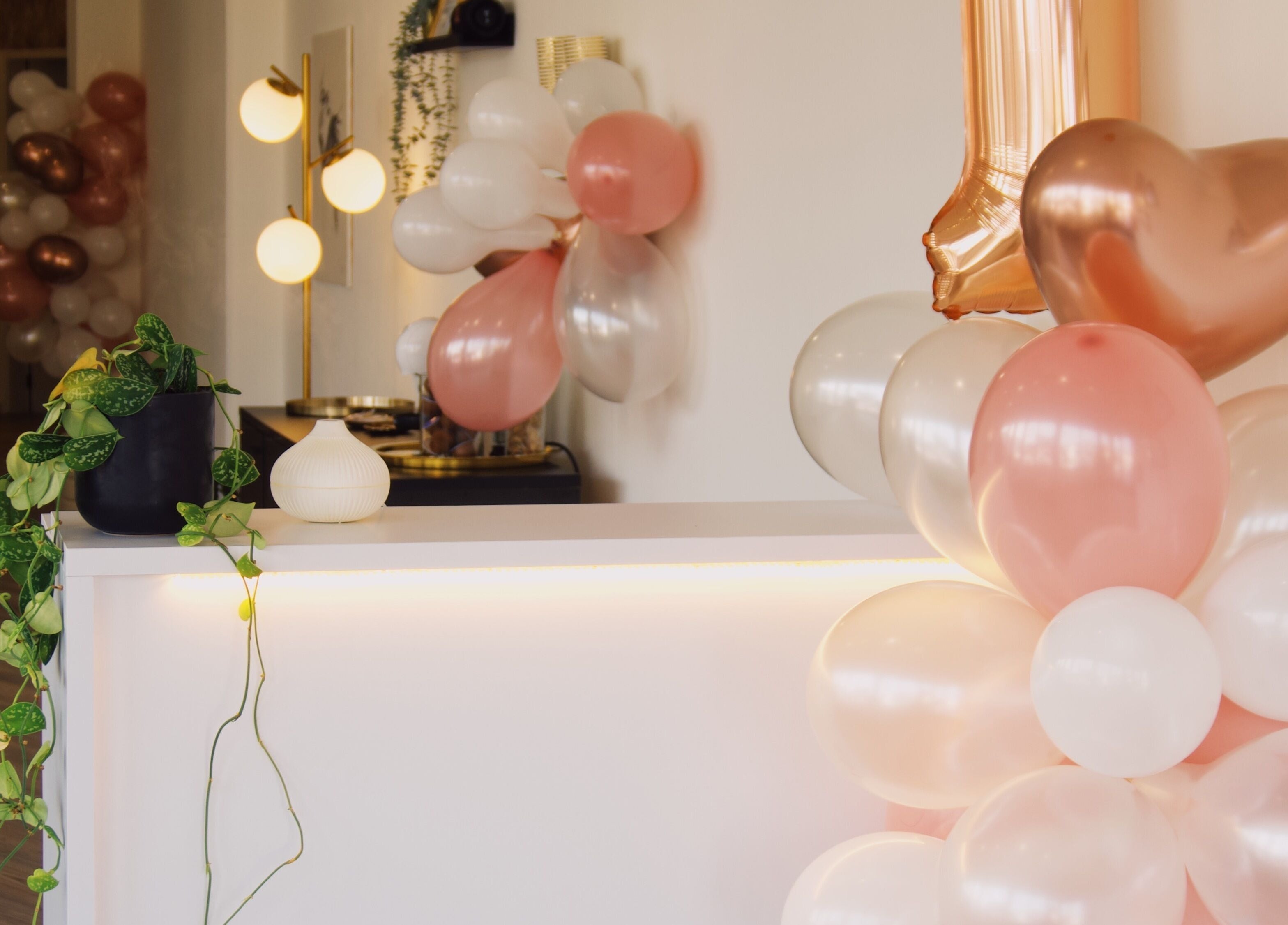 Recepção decorada com balões e plantas no B.EE Beauty & Wellness, Estarreja, Aveiro, PT.