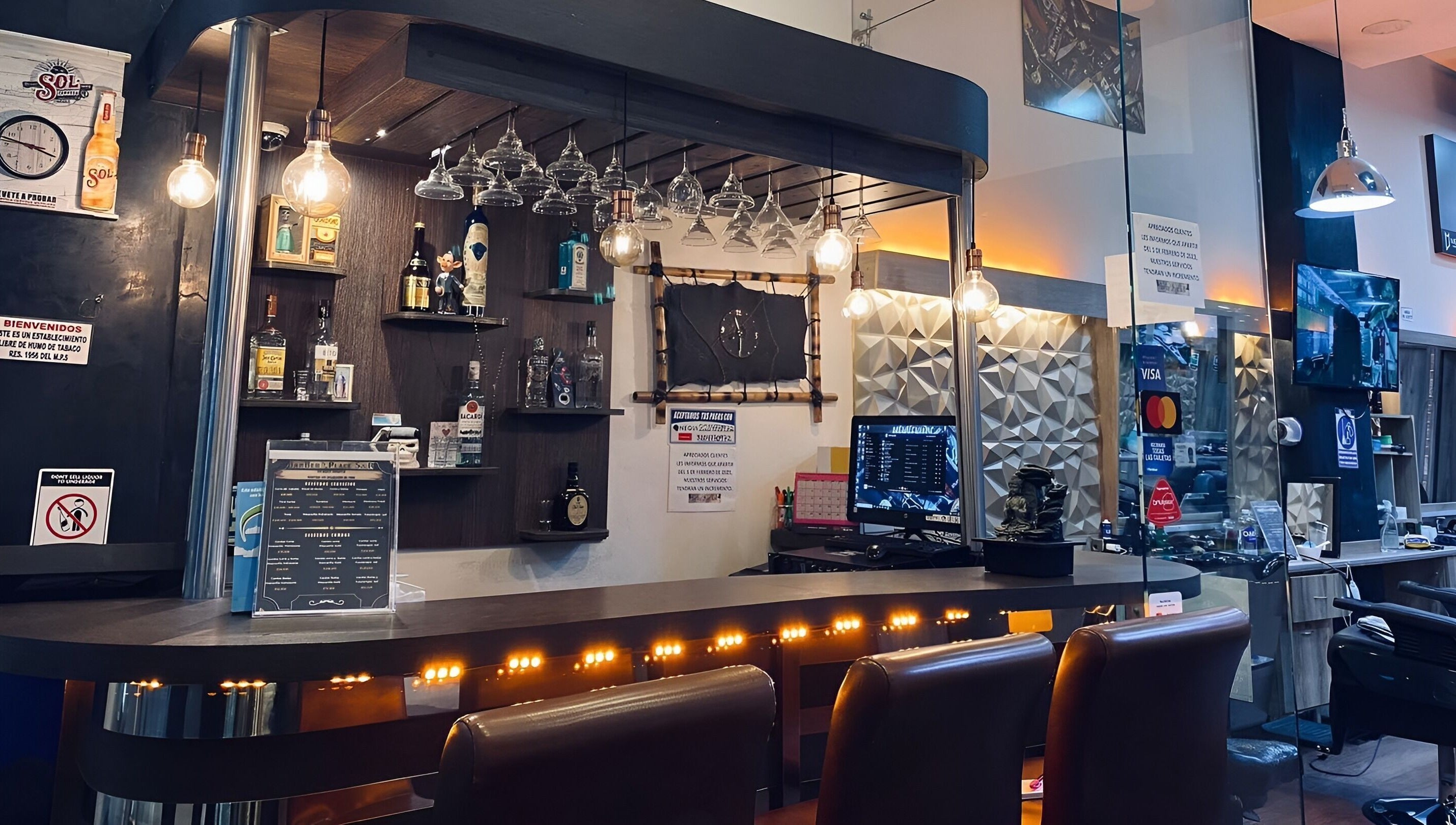 Elegante barra de Barber Place en Bogotá, Cundinamarca, CO, con iluminación moderna y estantes de licor.