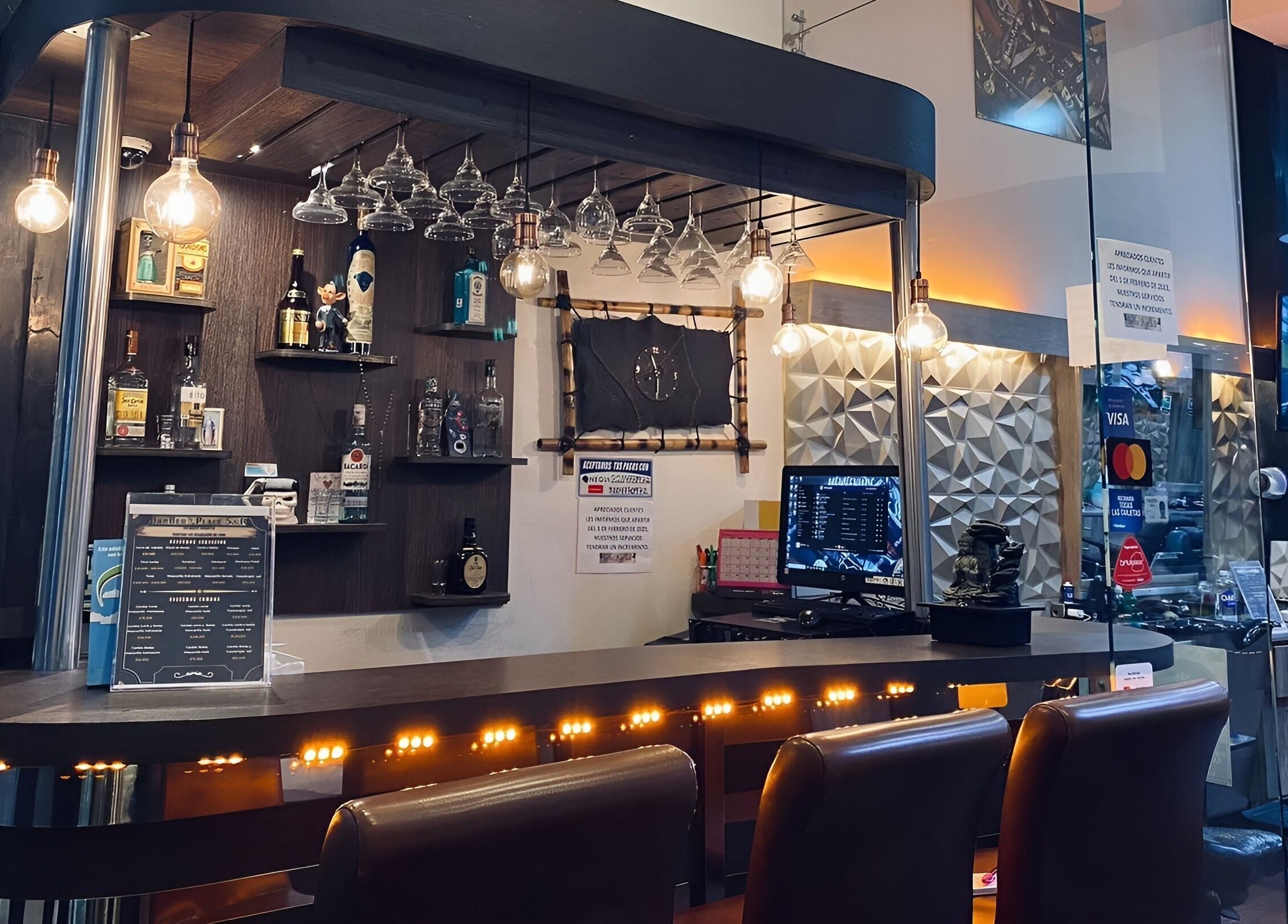 Elegante barra de Barber Place en Bogotá, Cundinamarca, CO, con iluminación moderna y estantes de licor.