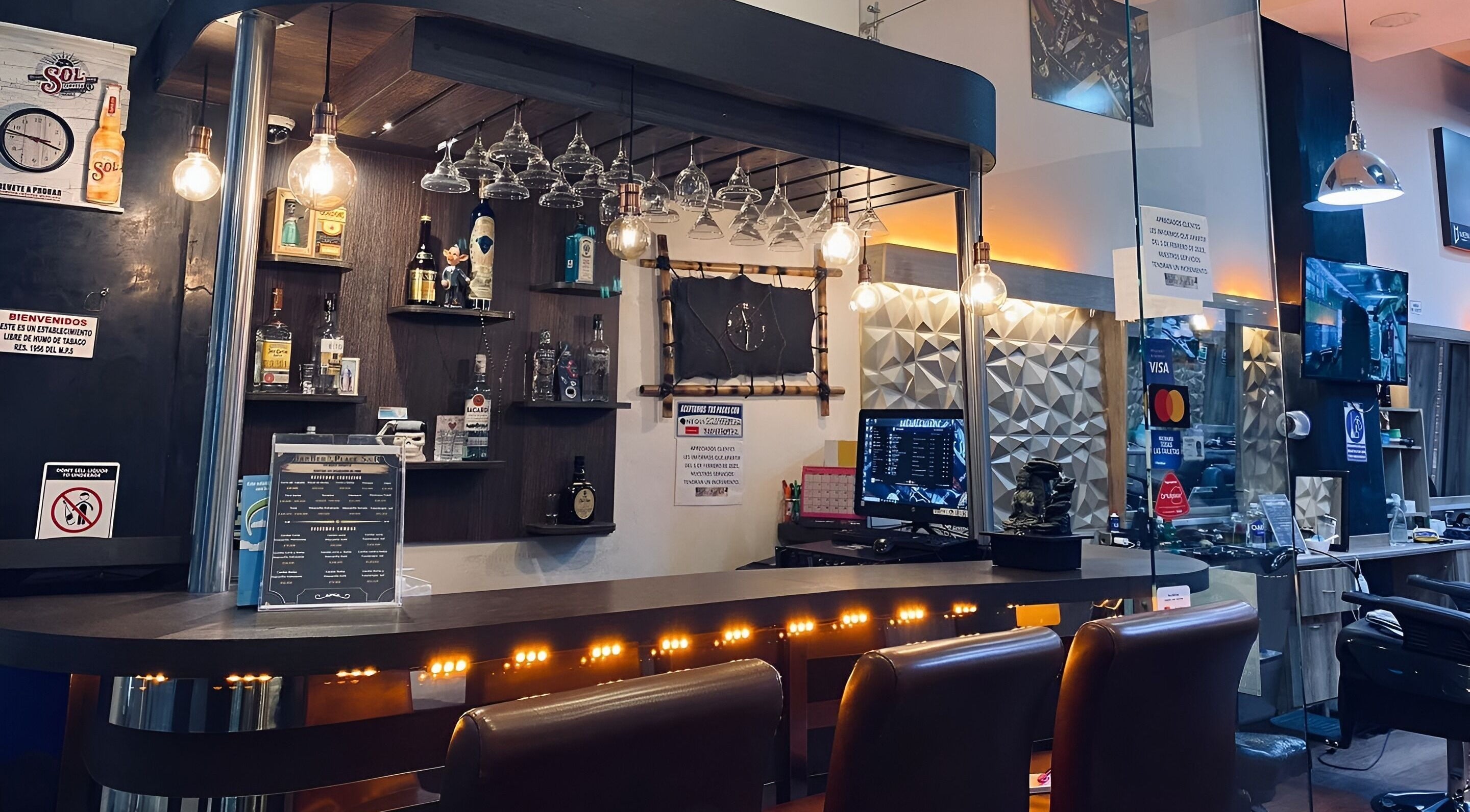 Elegante barra de Barber Place en Bogotá, Cundinamarca, CO, con iluminación moderna y estantes de licor.