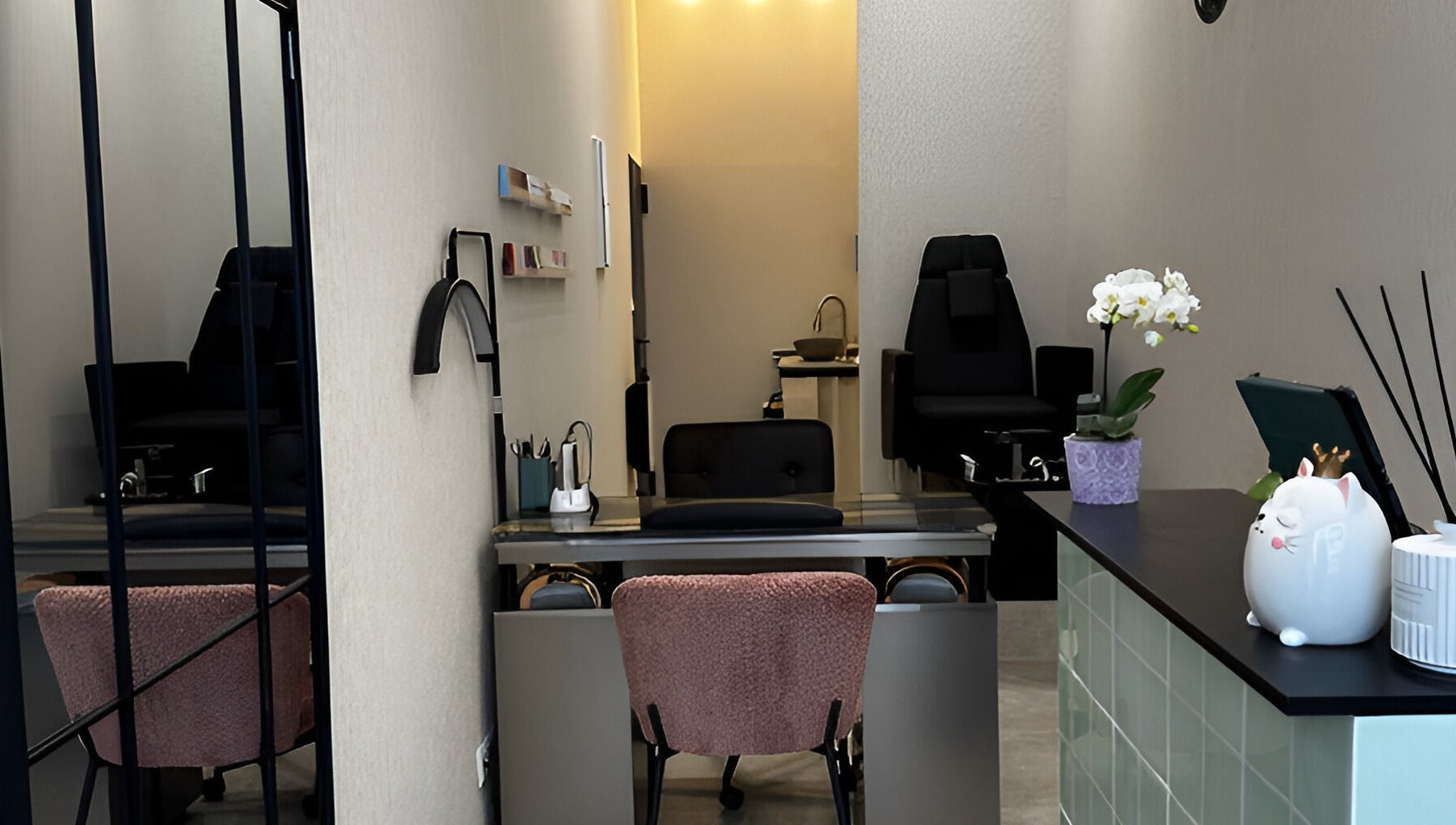Innenansicht von Jade Nail Studio, Frankfurt Am Main, Hessen, DE mit modernen Möbeln und eleganter Deko.