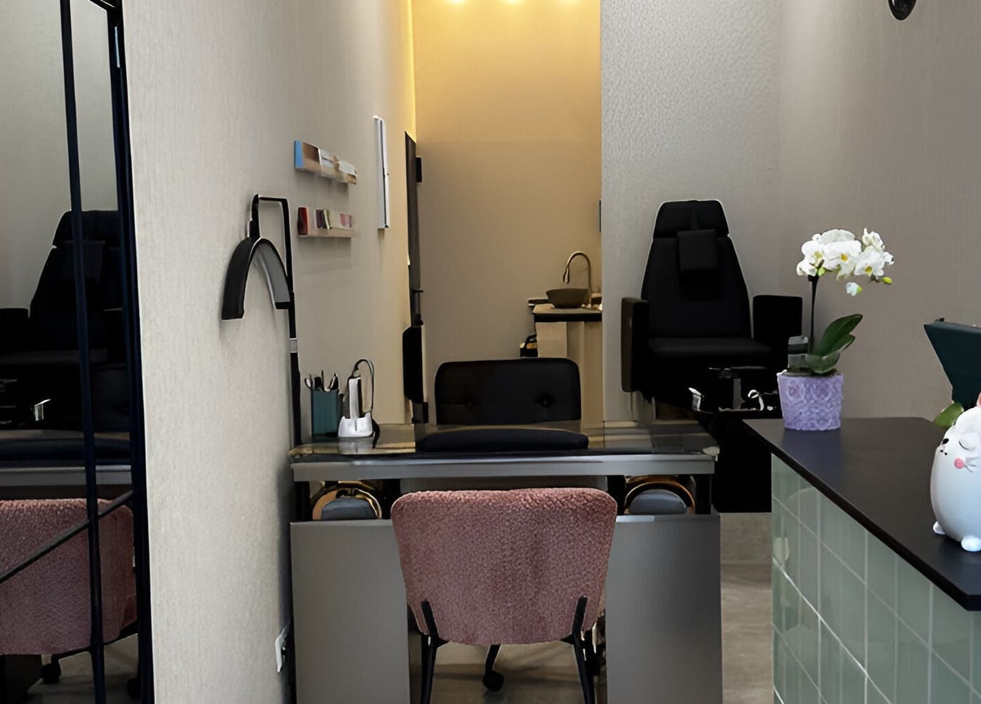 Innenansicht von Jade Nail Studio, Frankfurt Am Main, Hessen, DE mit modernen Möbeln und eleganter Deko.