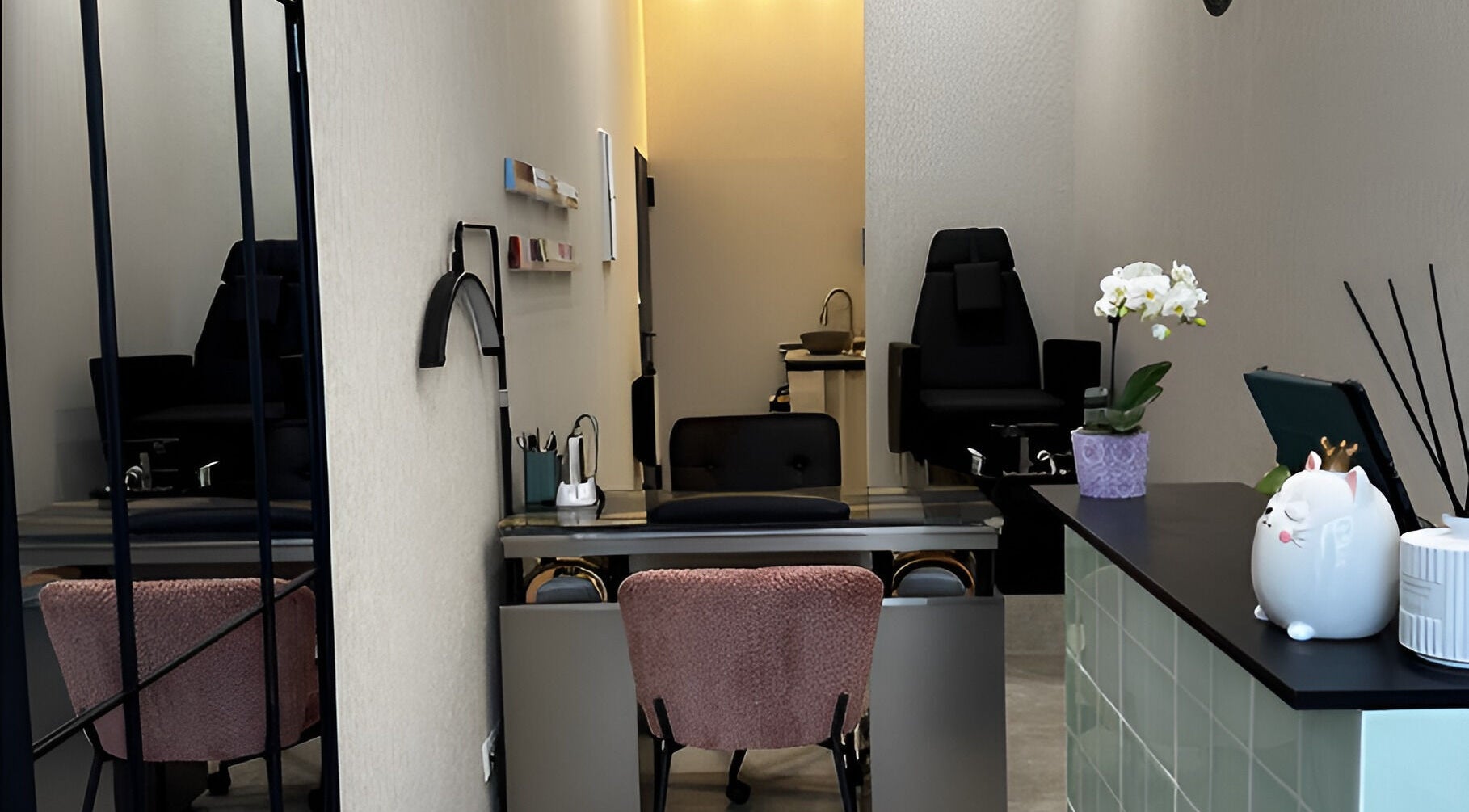 Innenansicht von Jade Nail Studio, Frankfurt Am Main, Hessen, DE mit modernen Möbeln und eleganter Deko.