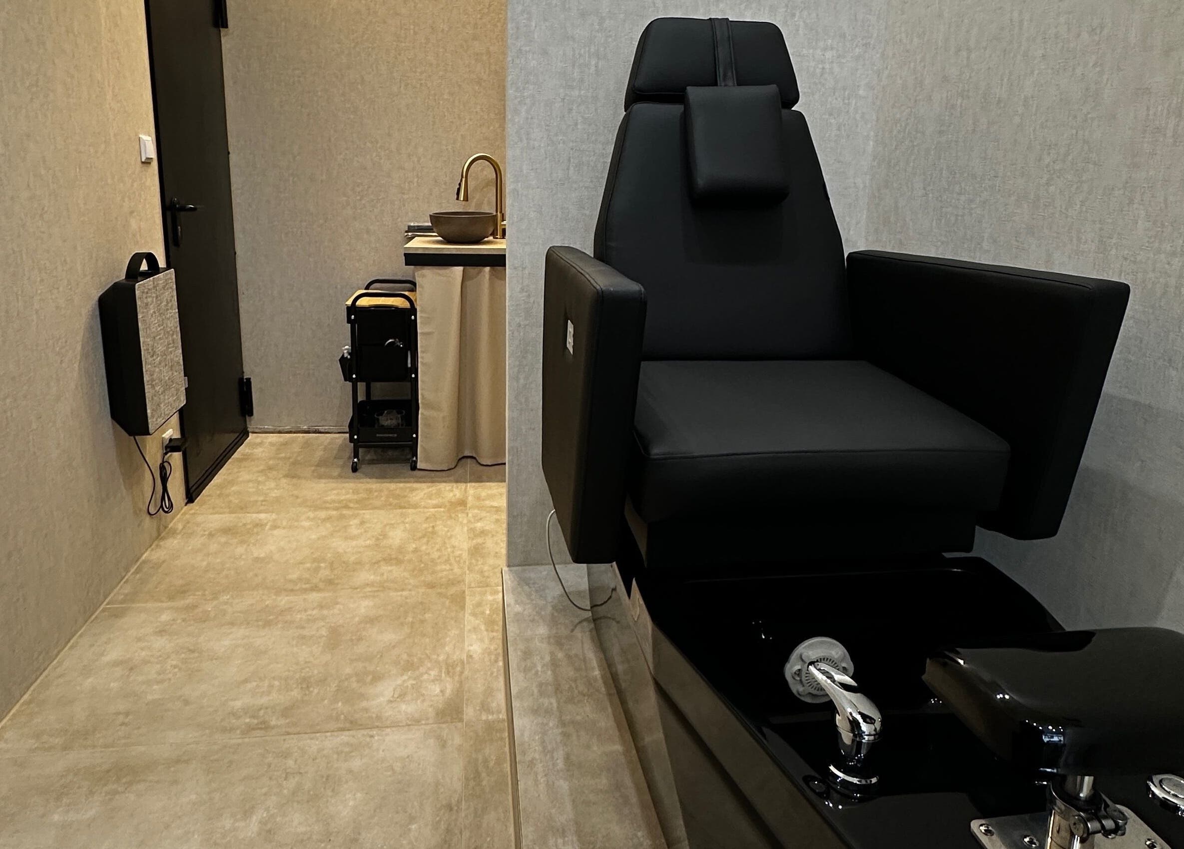 Moderne Pediküre-Station bei Jade Nail Studio in Frankfurt Am Main, Hessen, DE.