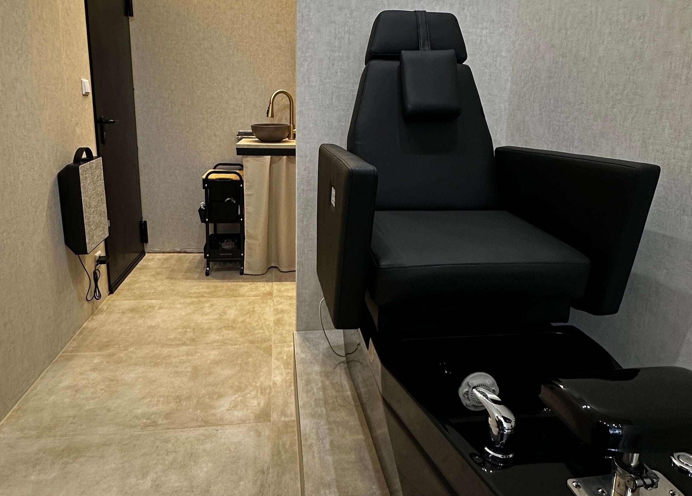 Moderne Pediküre-Station bei Jade Nail Studio in Frankfurt Am Main, Hessen, DE.