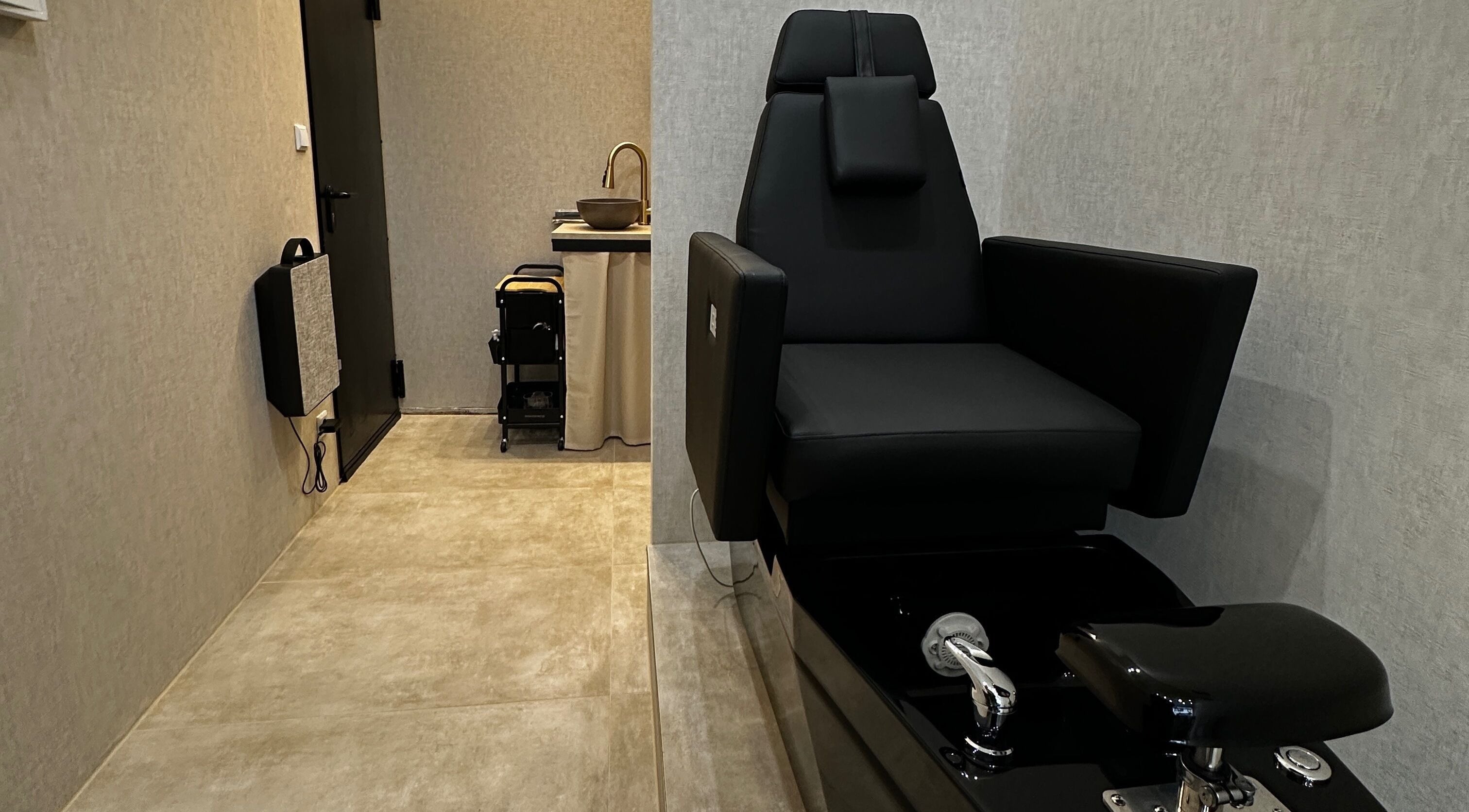 Moderne Pediküre-Station bei Jade Nail Studio in Frankfurt Am Main, Hessen, DE.