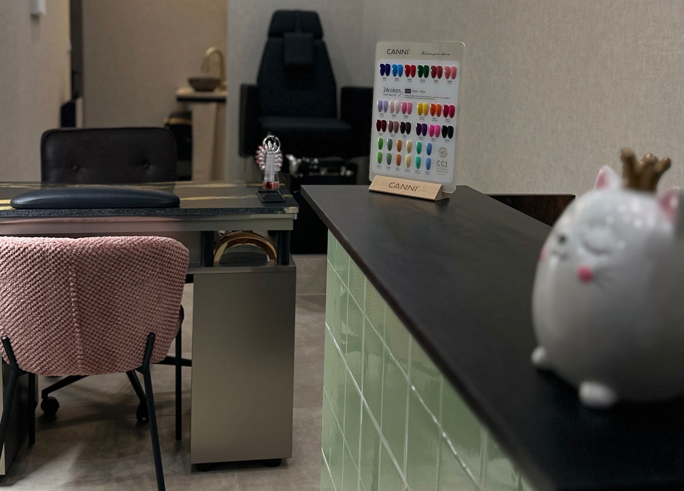 Innenansicht von Jade Nail Studio in Frankfurt Am Main, Hessen, DE mit gemütlichem Tisch und Nagellackfarben.