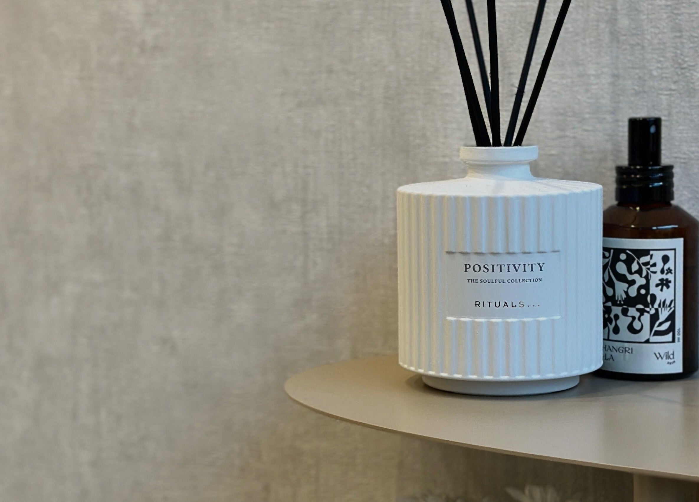 Duftstäbchen und Flasche bei Jade Nail Studio, Frankfurt Am Main, Hessen, DE.