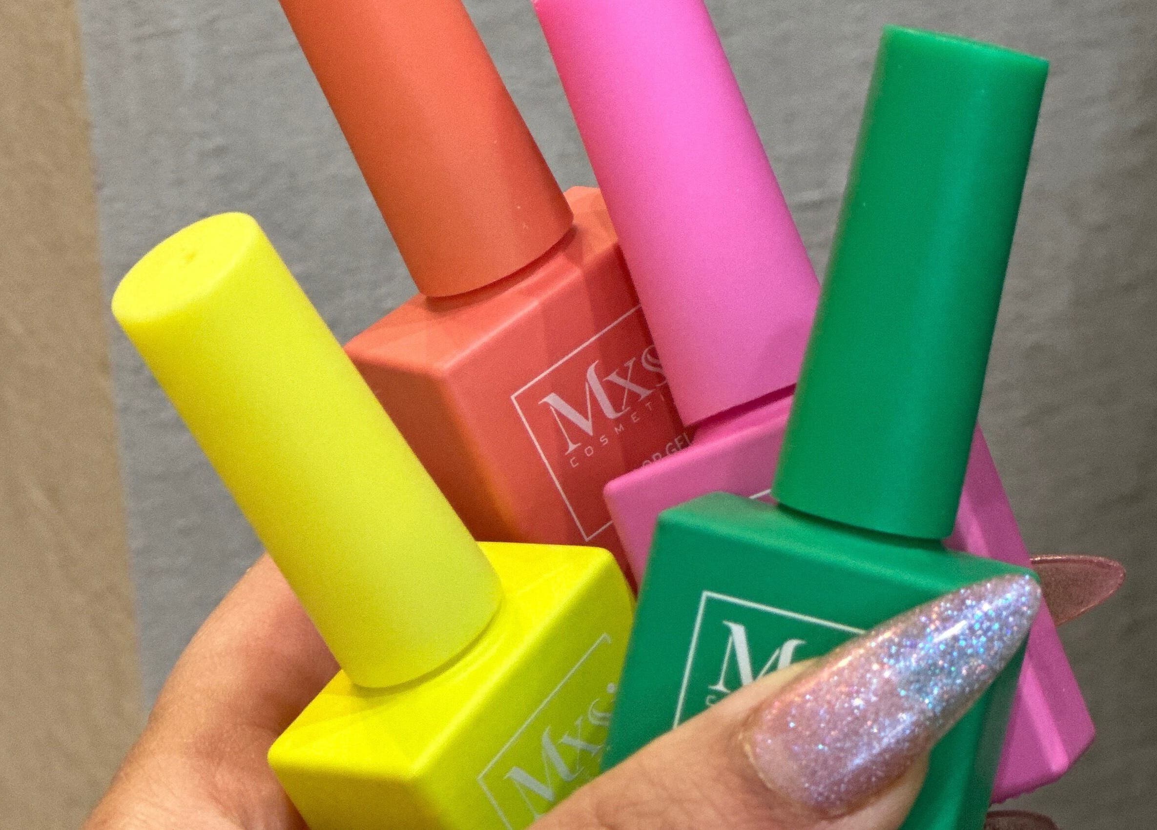 Bunte Nagellackflaschen bei Jade Nail Studio in Frankfurt Am Main, Hessen, DE.