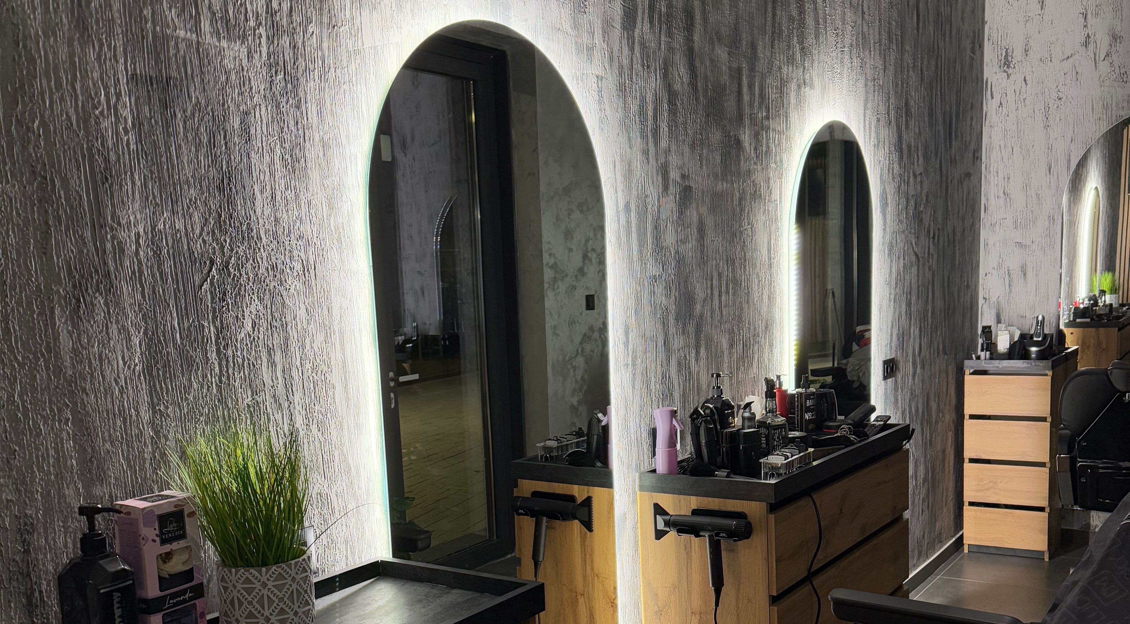 Индустриален интериор на Double M Barbershop в Пловдив, Пловдив, BG с осветени огледала и модерни мебели.