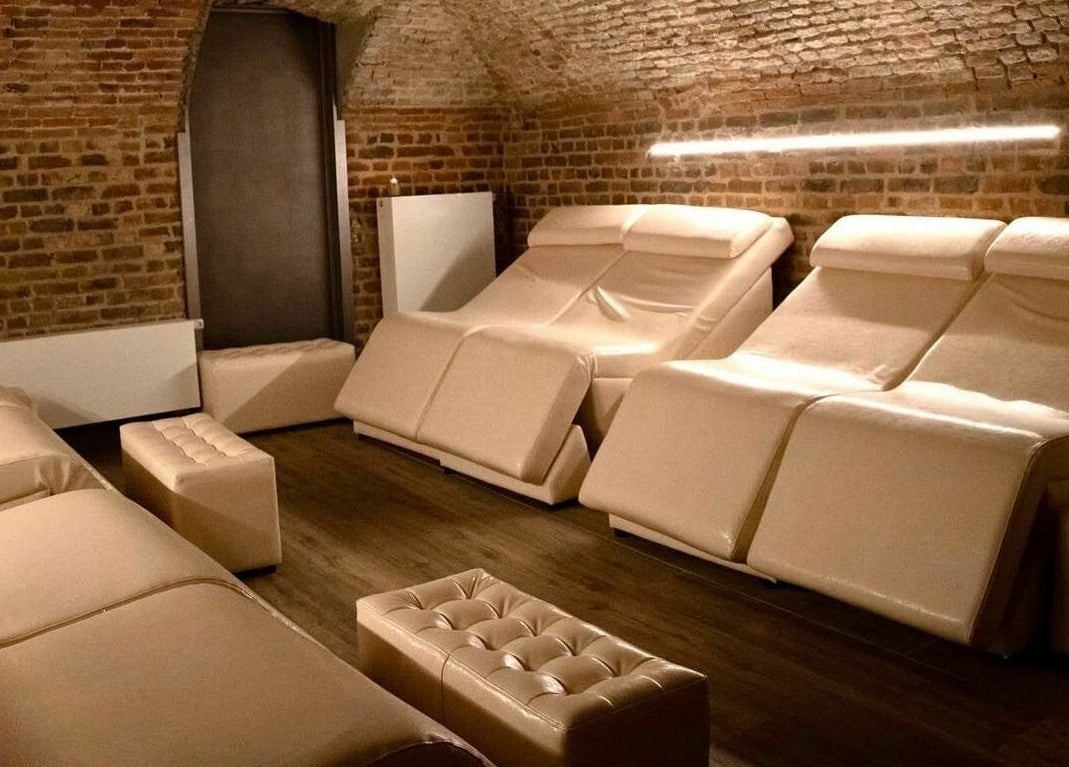 Espace relaxant avec chaises longues à Melting Pot Louise, Sint-Gillis, Brussels Hoofdstedelijk Gewest, BE.