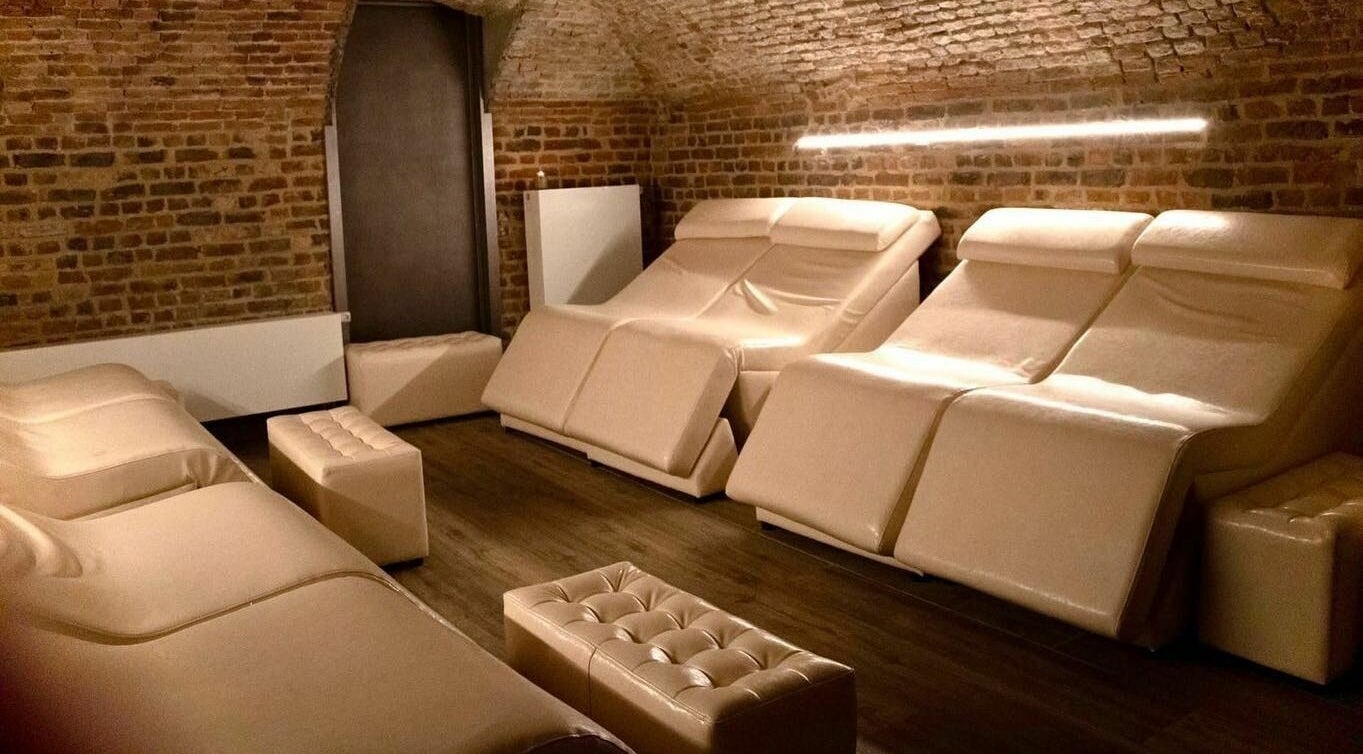 Espace relaxant avec chaises longues à Melting Pot Louise, Sint-Gillis, Brussels Hoofdstedelijk Gewest, BE.