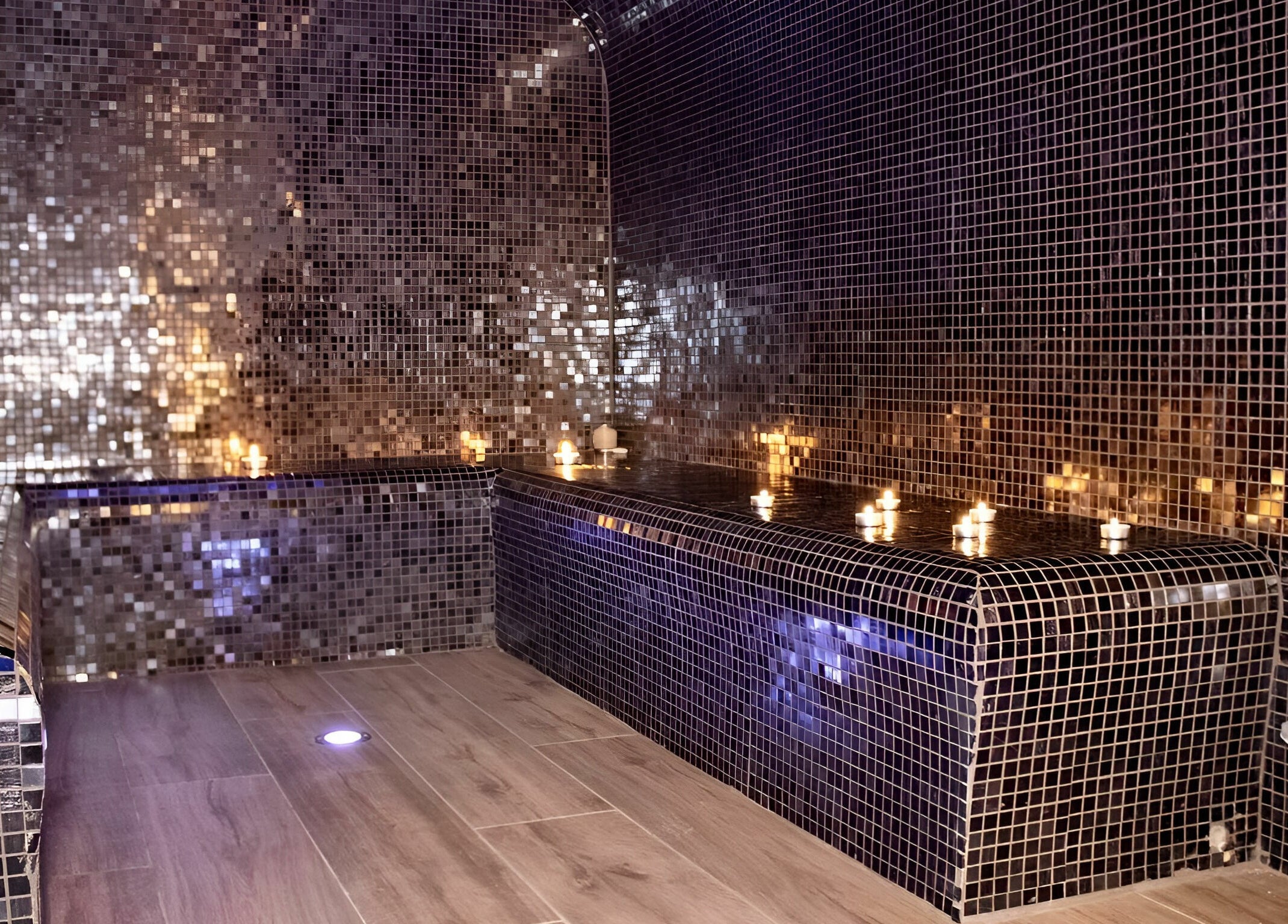 Spa luxueux avec bougies au Melting Pot Louise, Sint-Gillis, Brussels Hoofdstedelijk Gewest, BE.