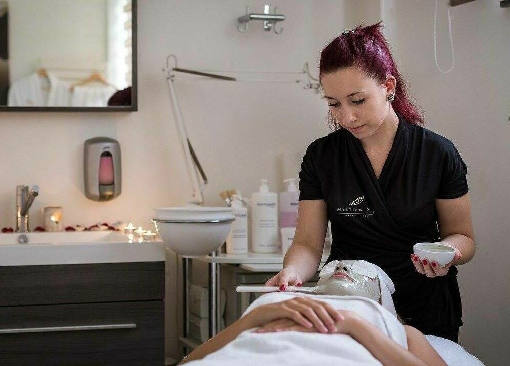 Esthéticienne appliquant un masque au Melting Pot Louise, Sint-Gillis, Brussels Hoofdstedelijk Gewest, BE.