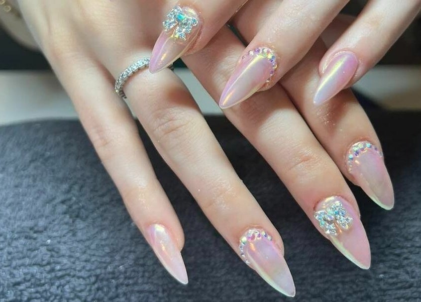 Manucure élégante avec des strass à Melting Pot Louise, Sint-Gillis, Brussels Hoofdstedelijk Gewest, BE.