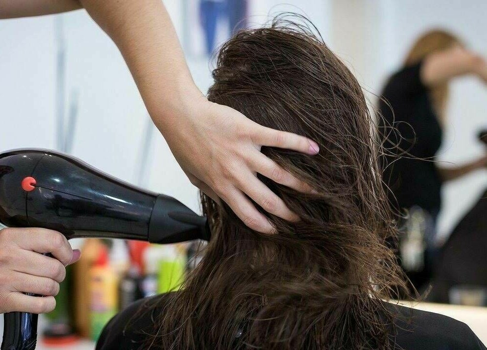 Coiffure en cours avec sèche-cheveux à Melting Pot Louise, Sint-Gillis, Bruxelles Hoofdstedelijk Gewest, BE.