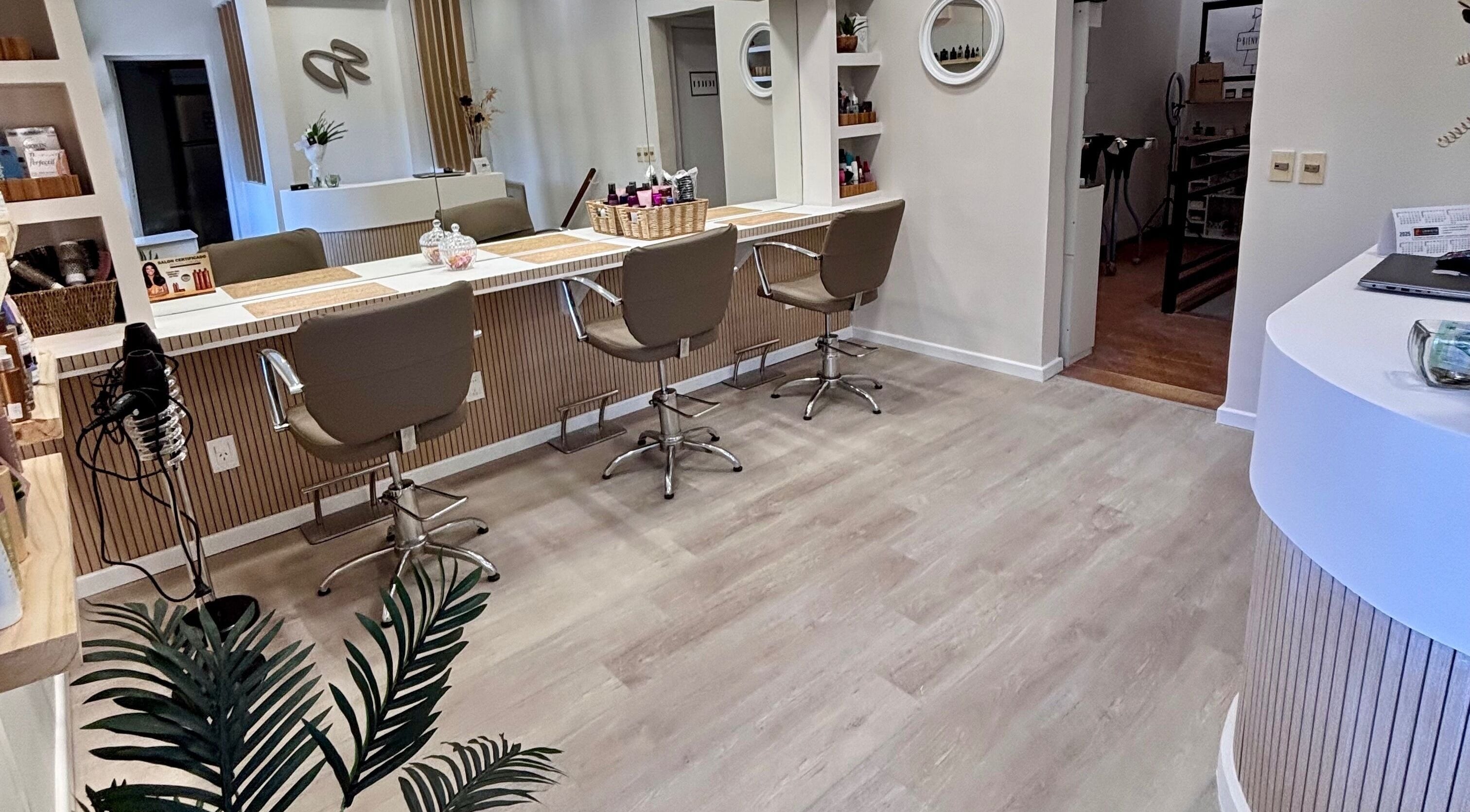 Interior moderno de Hairsdenicola en Montevideo, Departamento De Montevideo, UY, con estaciones de peluquería elegantes.