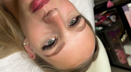 Defined Beauty imej 2