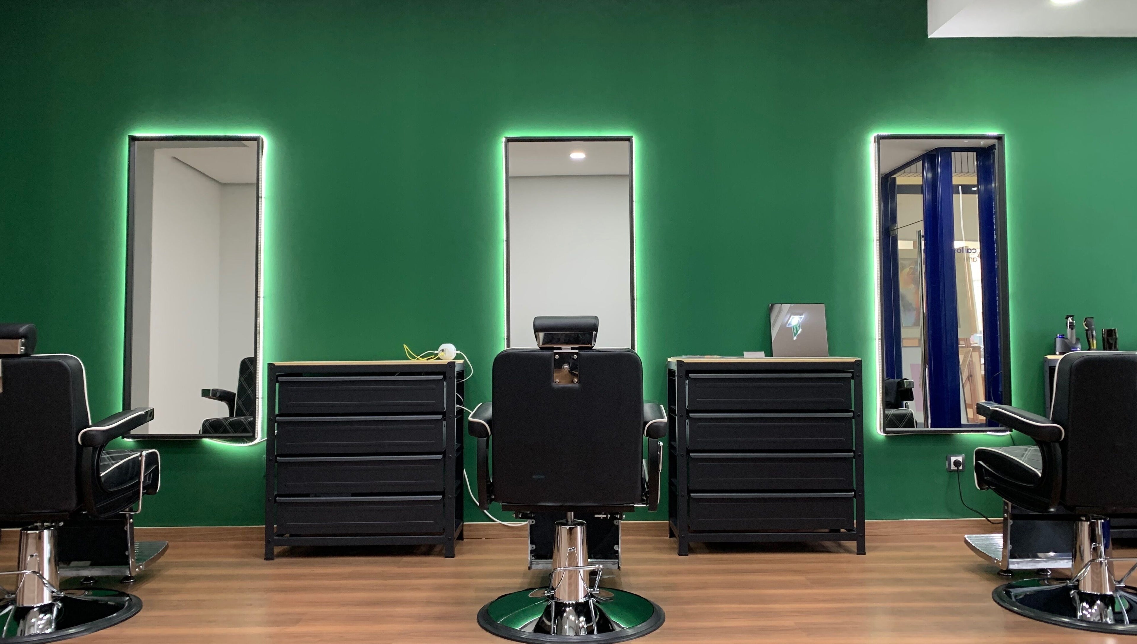 Interior moderno da Barbearia Arf'S em Porto, Porto, PT, com cadeiras e espelhos iluminados.