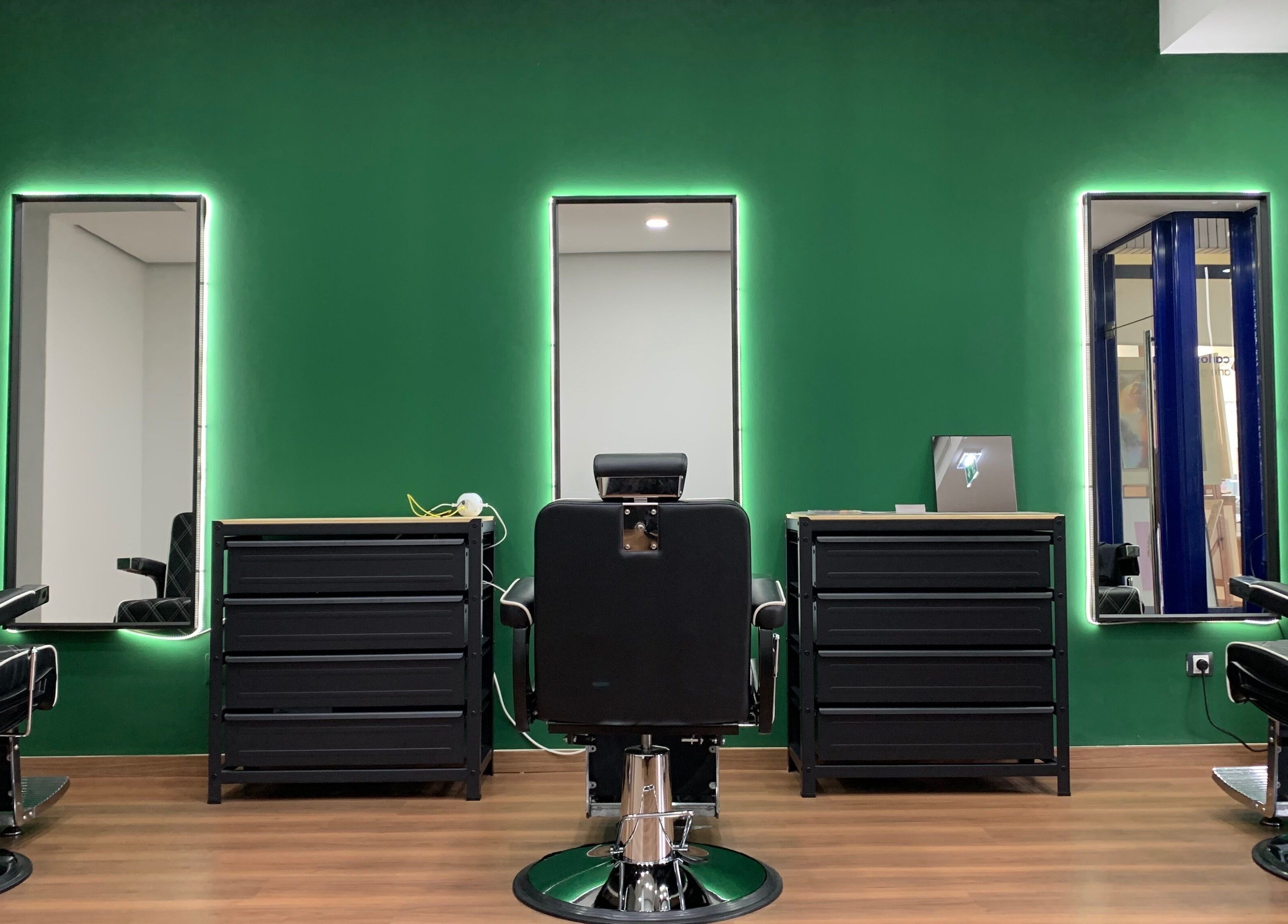 Interior moderno da Barbearia Arf'S em Porto, Porto, PT, com cadeiras e espelhos iluminados.