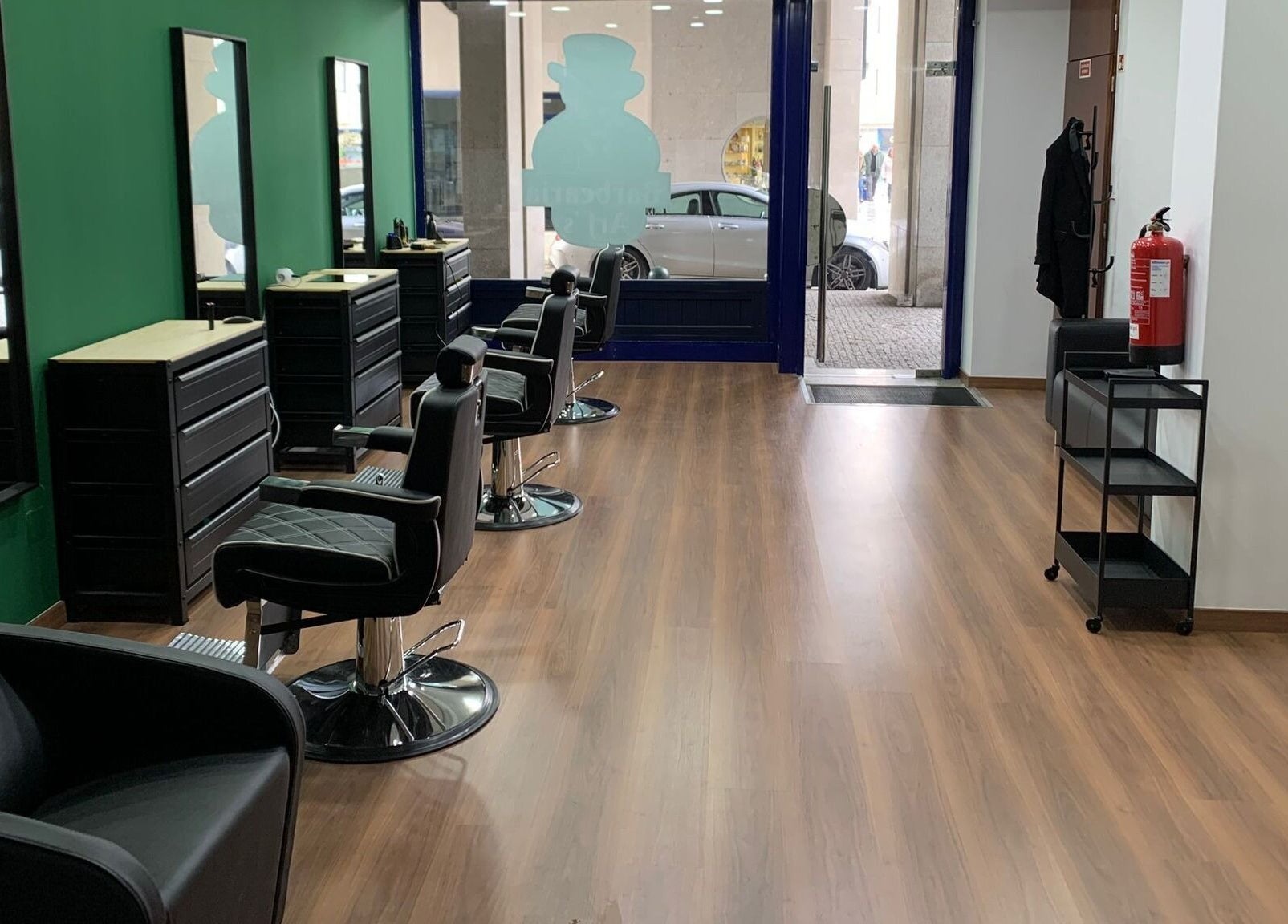 Interior moderno da Barbearia Arf’S em Porto, Porto, PT, com cadeiras elegantes e decoração estilosa.