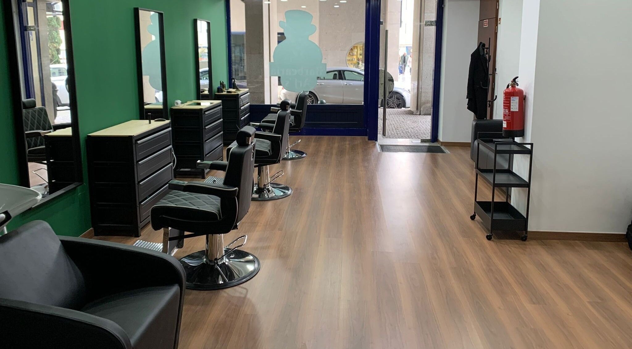 Interior moderno da Barbearia Arf’S em Porto, Porto, PT, com cadeiras elegantes e decoração estilosa.