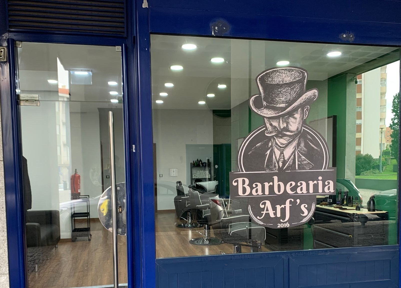 Barbearia Arf'S em Porto, Porto, PT, destacando-se por sua fachada moderna e acolhedora.