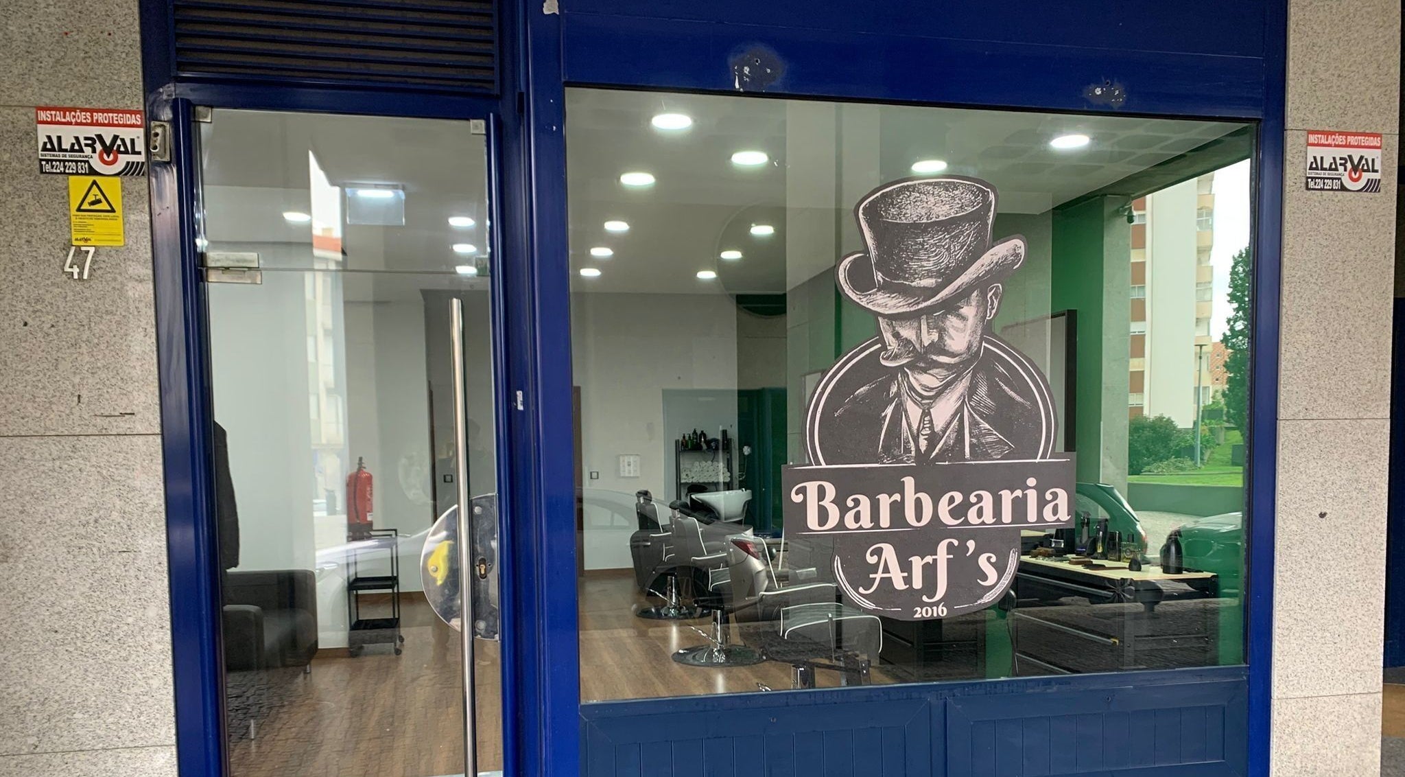 Barbearia Arf'S em Porto, Porto, PT, destacando-se por sua fachada moderna e acolhedora.