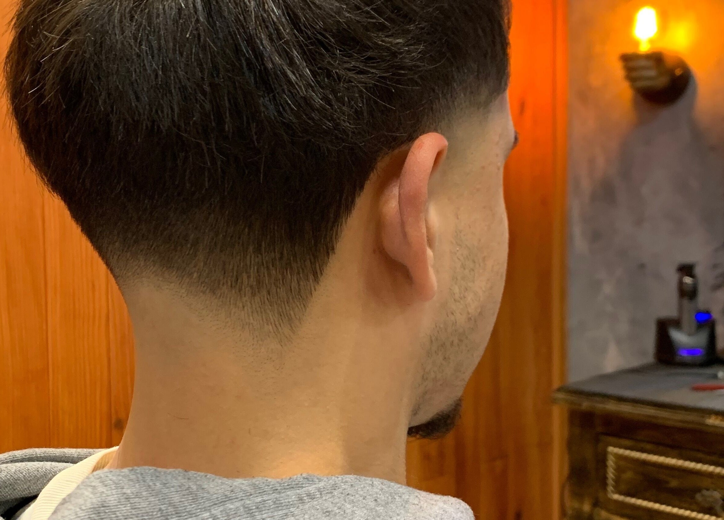 Detalhe de corte de cabelo moderno na Barbearia Arf'S em Porto, Porto, PT.