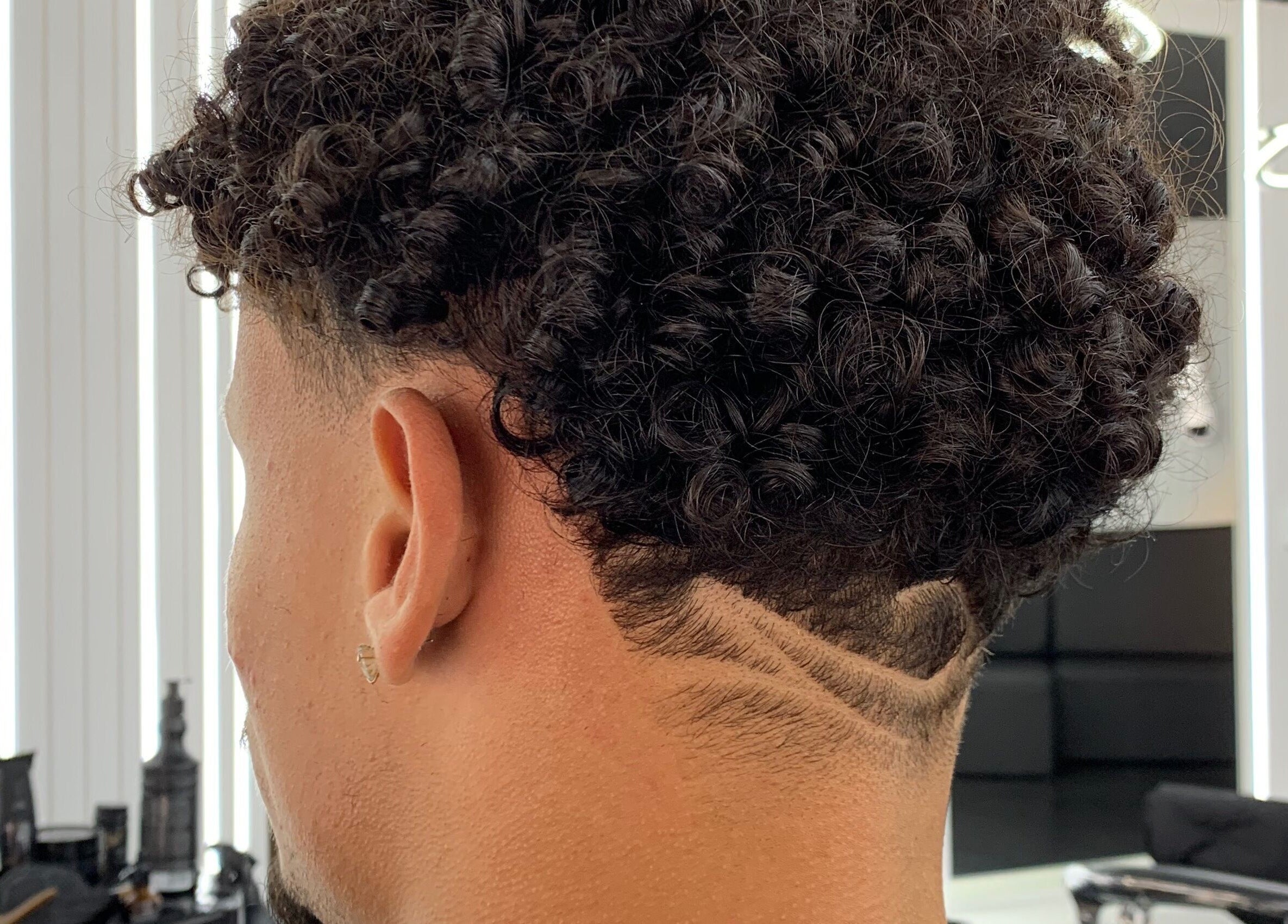 Design de cabelo moderno na Barbearia Arf´S em Porto, Porto, PT. Estilo masculino com detalhes precisos.