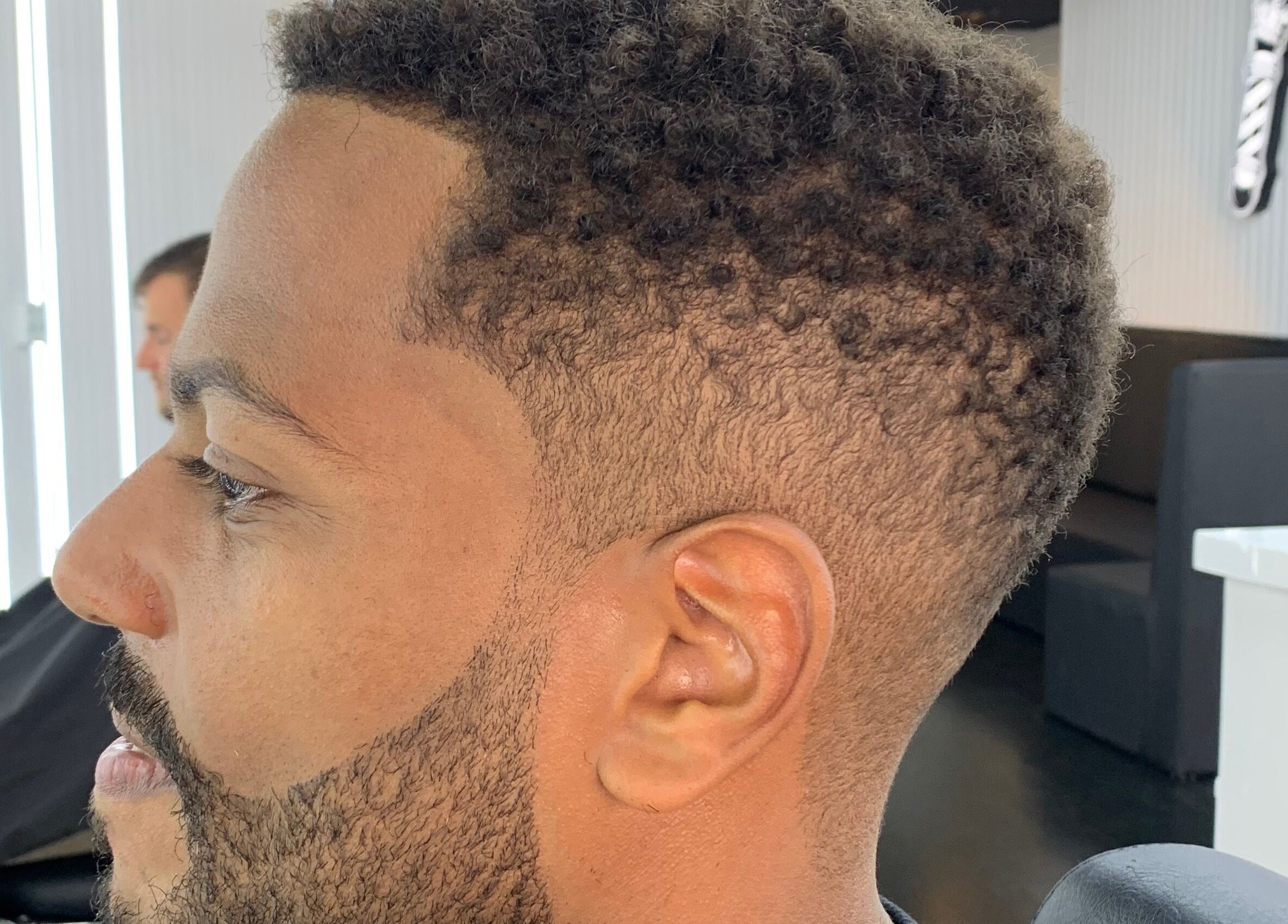 Corte de cabelo preciso em Barbearia Arf'S, Porto, Porto, PT. Detalhes nítidos e modernos.